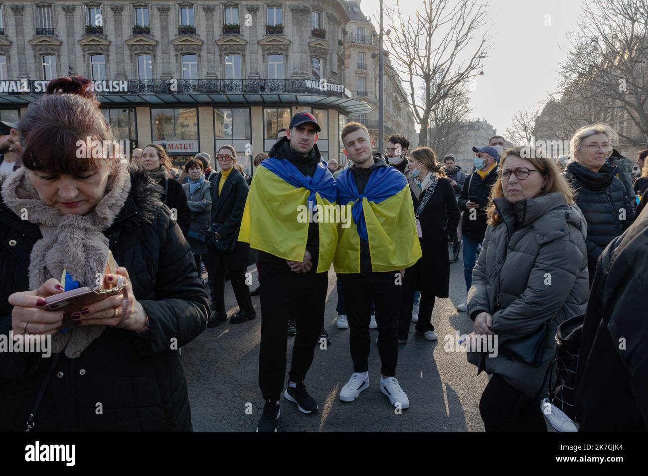 ©Sadak Souici / Le Pictorium/MAXPPP - Paris 05/03/2022 Sadak Souici / Le Pictorium - 5/3/2022 - France / Ile-de-France / Paris - Plusieurs milliers de personnes etaient rassemblees samedi apres-midi, place de la Republique, a Paris pour protester contre l'invasion de l'Ukraine par la Russie. Des rassemblements sont prevus ce week-end dans plus d'une centaine de villes de France et dans de nombreuses capitales europeennes, au dixieme jour de l'invasion russe. / 5/3/2022 - France / Ile-de-France (region) / Paris - Several thousand people were gathered Saturday afternoon, Place de la Republique,  Stock Photo