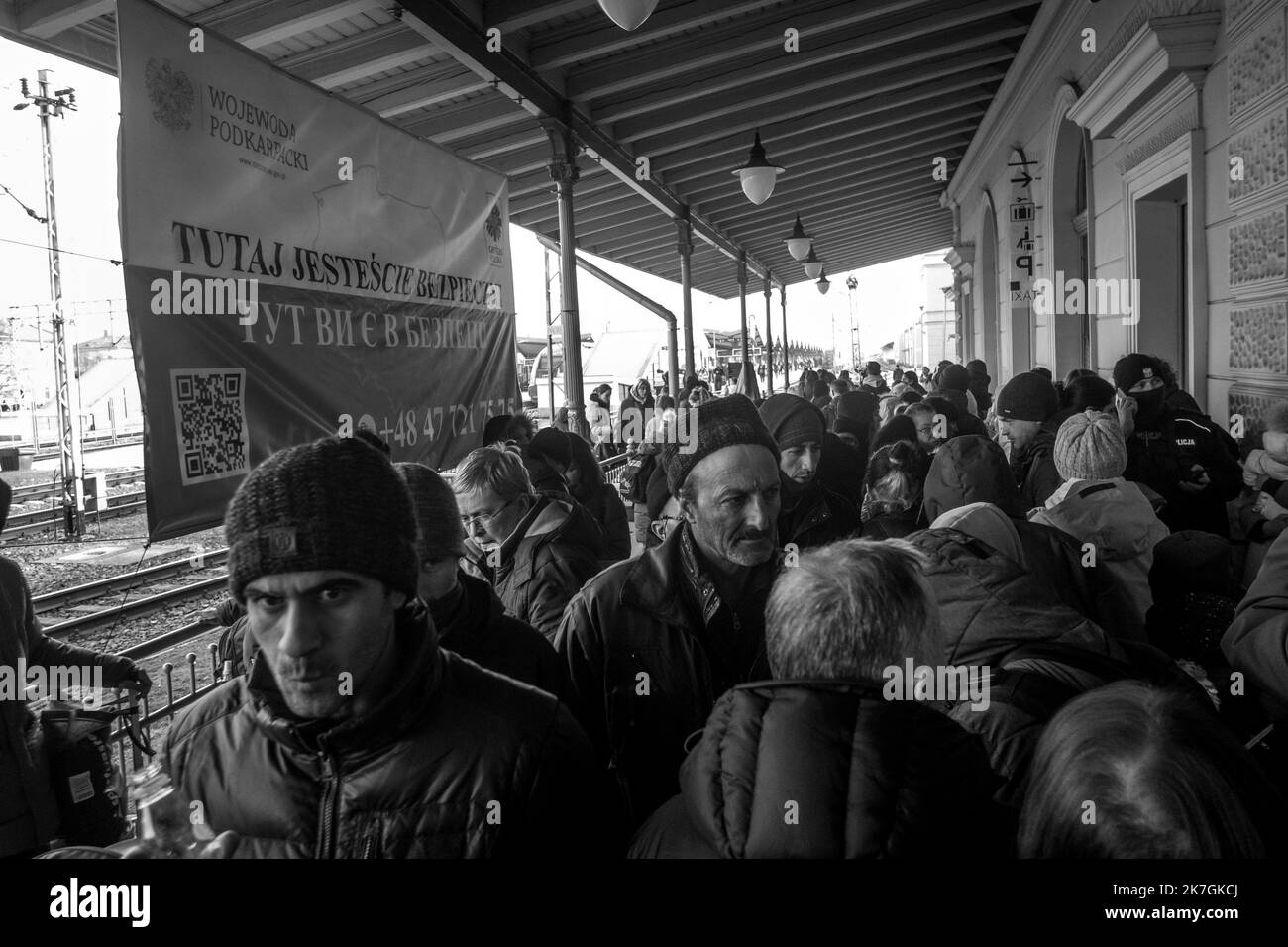 ©Michael Bunel / Le Pictorium/MAXPPP - Przemysl 03/03/2022 Michael Bunel / Le Pictorium - 3/3/2022 - Pologne / Przemysl - La gare de Przemysl est devenue en une semaine de conflit un centre d'accueil et une plateforme logistique pour les refugies qui fuient la gare. Des trains arrivent de Kiev et Lviv quand d'autres trains emmenent les refugies vers Cracovie et Varsovie. Selon l'ONU, depuis le debut de l'invasion de l'Ukraine par l'armee Russe, pres d'un million de personnes auraient fuit le pays. 3 mars 2022. Przemysl, Pologne. / 3/3/2022 - Poland / Przemysl - The train station in Przemysl ha Stock Photo