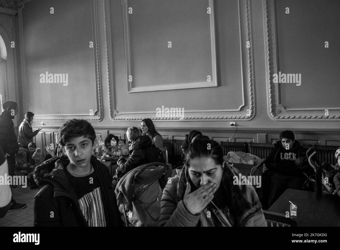 ©Michael Bunel / Le Pictorium/MAXPPP - Przemysl 03/03/2022 Michael Bunel / Le Pictorium - 3/3/2022 - Pologne / Przemysl - Femmes et enfants se reposent dans une salle de la gare de Przemysl ou arrivent en train les refugies Ukrainiens en provenance de Lviv et Kyev. Selon l'ONU, depuis le debut de l'invasion de l'Ukraine par l'armee Russe, pres d'un million de personnes auraient fuit le pays. 3 mars 2022. Przemysl, Pologne. / 3/3/2022 - Poland / Przemysl - Women and children rest in a room of the Przemysl train station where Ukrainian refugees arrive by train from Lviv and Kyev. According to th Stock Photo
