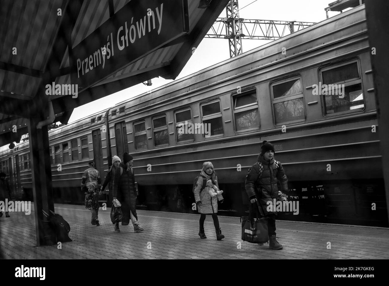 ©Michael Bunel / Le Pictorium/MAXPPP - Przemysl 04/03/2022 Michael Bunel / Le Pictorium - 4/3/2022 - Pologne / Przemysl - Femmes et enfants viennent d'arriver en gare de Przemysl en Pologne. Le train, en provenance de Kyev, est remplie de refugies quittant l'Ukraine en guerre suite a l'invasion du pays par l'armee Russe. Selon l'ONU, depuis le debut de l'invasion de l'Ukraine par l'armee Russe, pres d'un million de personnes auraient fuit le pays. 4 mars 2022. Przemysl, Pologne. / 4/3/2022 - Poland / Przemysl - Women and children have just arrived at Przemysl station in Poland. The train, comi Stock Photo