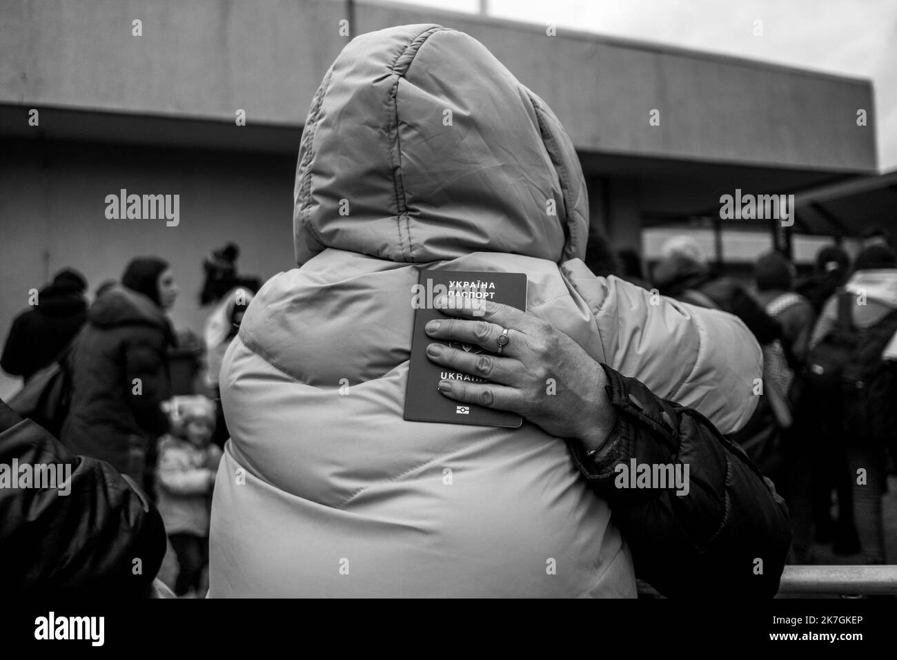 ©Michael Bunel / Le Pictorium/MAXPPP - 05/03/2022 Michael Bunel / Le Pictorium - 5/3/2022 - - Deux femmes s'enlacent a la gare de Przemysl. L'une d'elle tient son passeport ukrainien dans les mains. Elle vient d'arriver par le train de Lviv et retrouve sa soeur qui avait deja reussi a fuir l'invasion en cours en Ukraine. Selon l'ONU, depuis le debut de l'invasion de l'Ukraine par l'armee Russe, pres d'un million de personnes auraient fuit le pays. 4 mars 2022. Przemysl, Pologne. / 5/3/2022 - - Two women embrace each other at the train station in Przemysl. One of them is holding her Ukrainian p Stock Photo