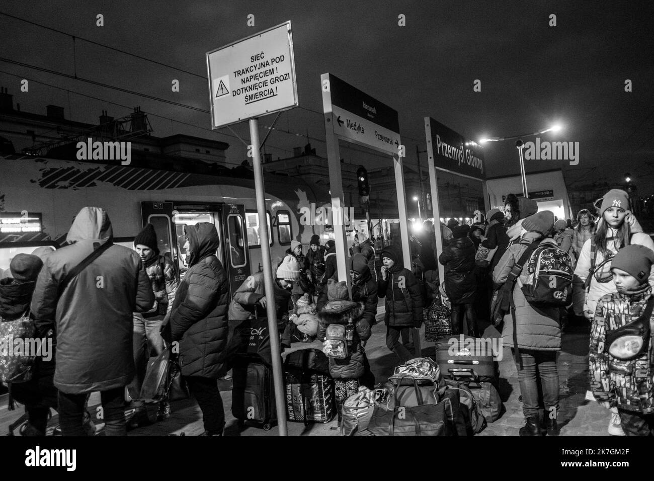 ©Michael Bunel / Le Pictorium/MAXPPP - Przemysl 07/03/2022 Michael Bunel / Le Pictorium - 7/3/2022 - Pologne / Przemysl - A la gare de Przemysl, des femmes et des enfants qui ont fui la guerre en Ukraine partent vers diverses destinations en Pologne et ailleurs en Europe. La fatigue se lit sur tous les visages. 7 mars 2022, Przemysl, Pologne. / 7/3/2022 - Poland / Przemysl - At the train station in Przemysl, women and children who have fled the war in Ukraine are leaving for various destinations in Poland and elsewhere in Europe. Tiredness can be seen on all their faces. March 7, 2022, Przemys Stock Photo