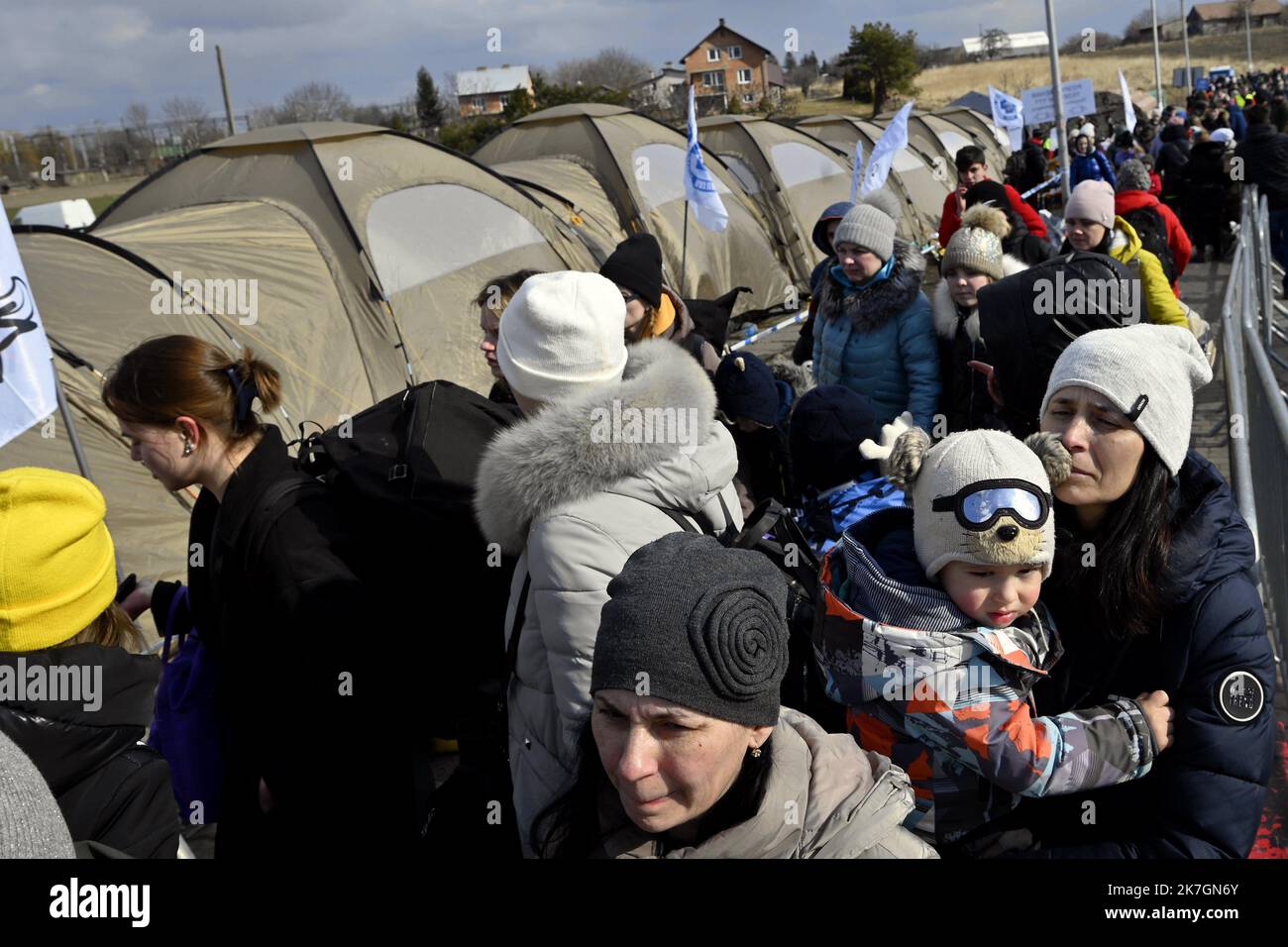 ©PHOTOPQR/L'EST REPUBLICAIN/Alexandre MARCHI ; MEDIKA ; 10/03/2022 ; SOCIETE - GUERRE EN UKRAINE - RUSSIE - UNION EUROPEENNE - FRONTIERE POLONAISE - REFUGIES UKRAINIENS - WAR - BORDER - REFUGEES - EXODE. Medika (PL) 10 mars 2022. File d'attente de réfugiés de guerre ukrainiens qui viennent d'arriver au poste frontière de Medika en Pologne. La Pologne a déjà accueilli plus d'un million de personnes fuyant l'invasion russe en Ukraine. Une guerre au porte de l'Europe. PHOTO Alexandre MARCHI. POLISH BORDER - UKRAINIAN REFUGEES  Stock Photo