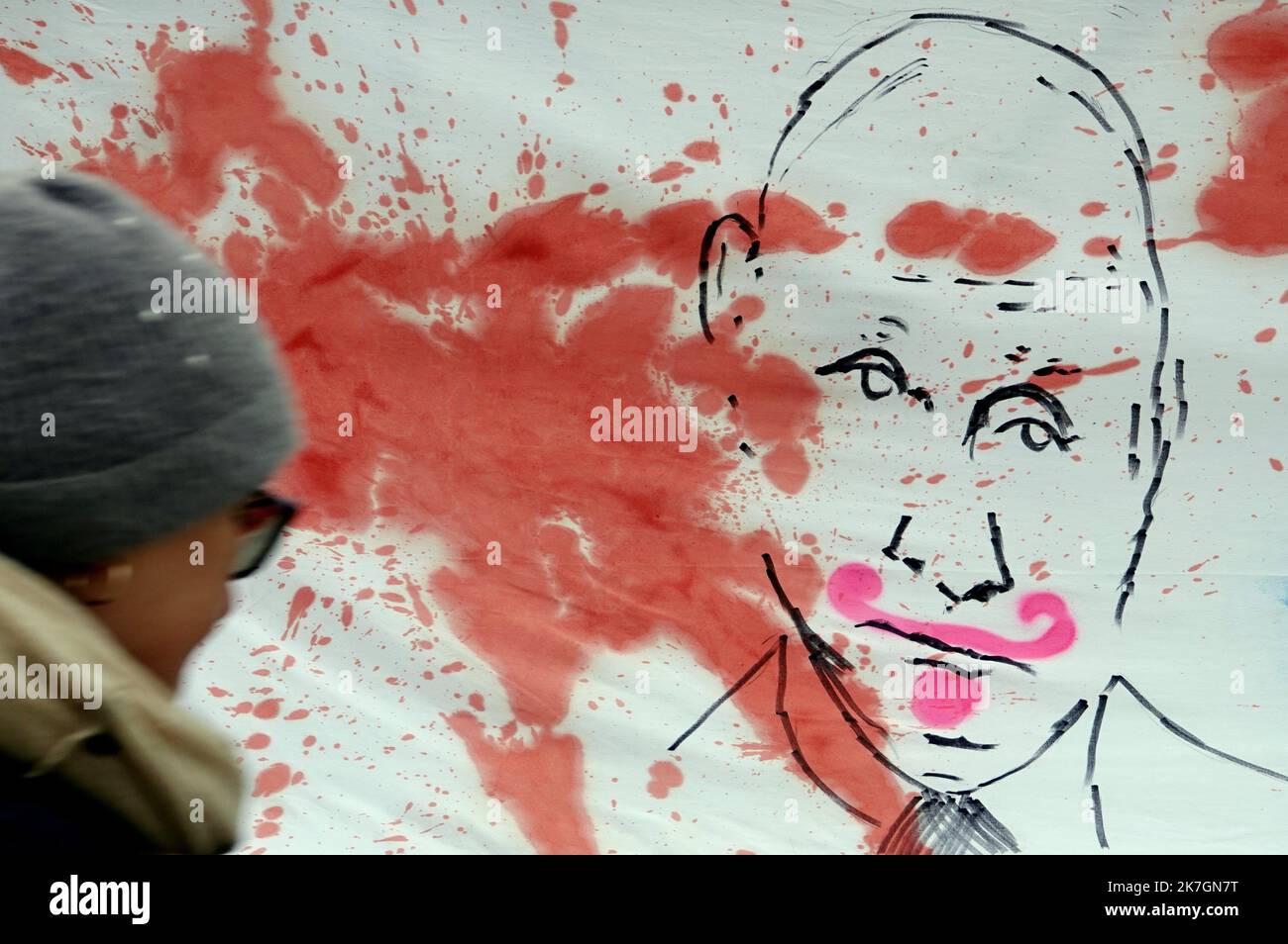©PHOTOPQR/L'EST REPUBLICAIN/Alexandre MARCHI ; PRZEMYSL ; 10/03/2022 ; GUERRE EN UKRAINE - CONFLIT AVEC LA RUSSIE - POLOGNE - POUTINE - PUTIN - BLOOD. Prezmsyl 10 mars 2022. Une personne passe devant le portrait du président Russe, Vladimir POUTINE, sur un drap couvert de tâches de sang sur une place du centre ville de Przemysl à quelques kilomètres de frontière ukrainienne. PHOTO Alexandre MARCHI. war in ukraine Prezmsyl on Mar 10, 2022  Stock Photo