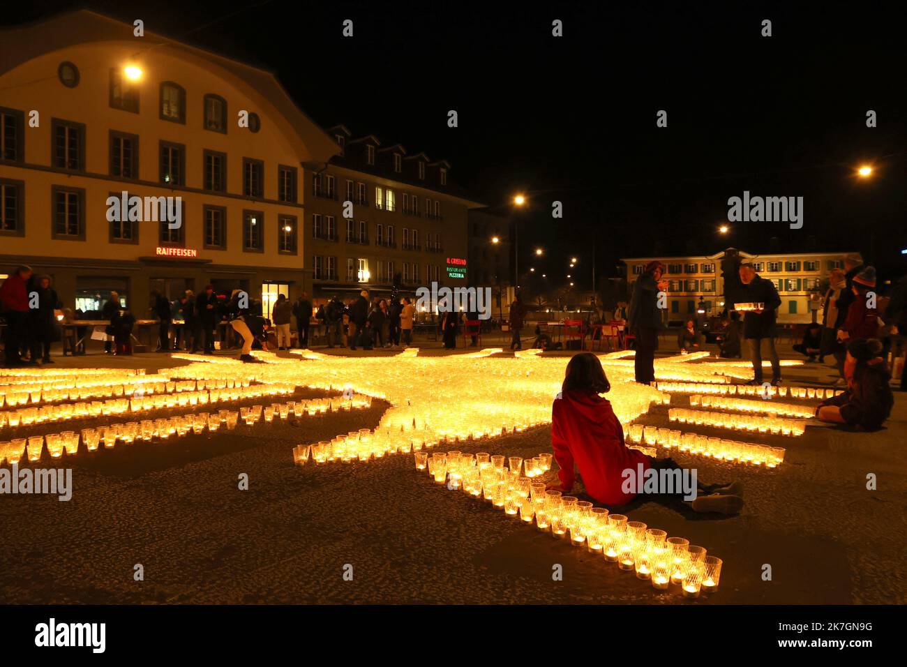 ©Francois Glories/MAXPPP - 11/03/2022 10,000 candles for peace' action in the Swiss Capital Bern,the national churches, the Jewish communities and the 'Offene Kirche Bern' invite citizens to light candles for peace on the Waisenhausplatz near the Federal Palace. Bern Switzerland. March 11, 2022. Stock Photo