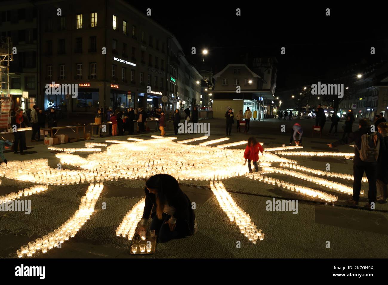 ©Francois Glories/MAXPPP - 11/03/2022 10,000 candles for peace' action in the Swiss Capital Bern,the national churches, the Jewish communities and the 'Offene Kirche Bern' invite citizens to light candles for peace on the Waisenhausplatz near the Federal Palace. Bern Switzerland. March 11, 2022. Stock Photo