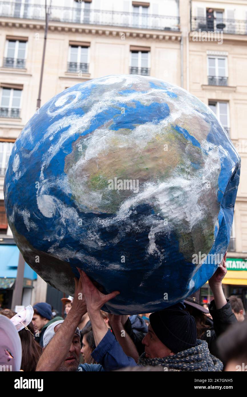 ©Laurent Paillier / Le Pictorium/MAXPPP - Paris 12/03/2022 Laurent Paillier / Le Pictorium - 12/03/2022 - France / Paris - Malgre un nouveau rapport alarmant du GIEC, les ONG ne parviennent pas a faire entrer le climat et le rechauffement climatique dans les debats de la campagne presidentielle. Pres de 145 mobilisations sont prevues samedi 12 mars en France, dont un cortege a Paris qui doit relier Nation a la place de la Republique. / 12/03/2022 - France / Paris - Despite an alarming new report from the IPCC, NGOs are failing to bring climate and global warming into the debates of the preside Stock Photo