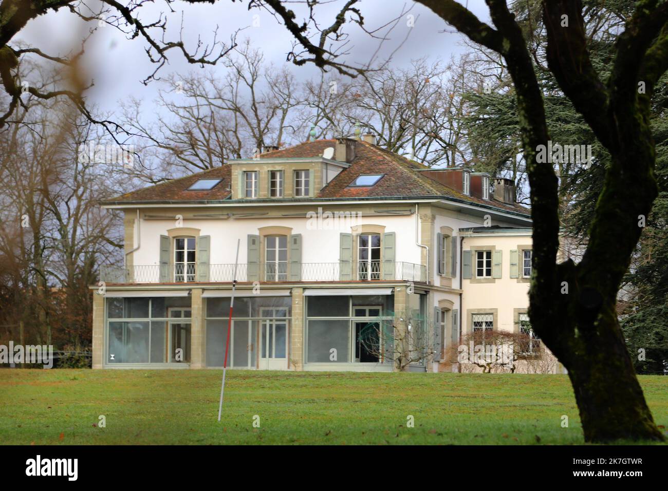 DERECHO A VIVIR FLUTOFtheLOOMハートTシャツ London, UK. 25th Jan, 2024. Bez and Firouzeh Razavi seen attending