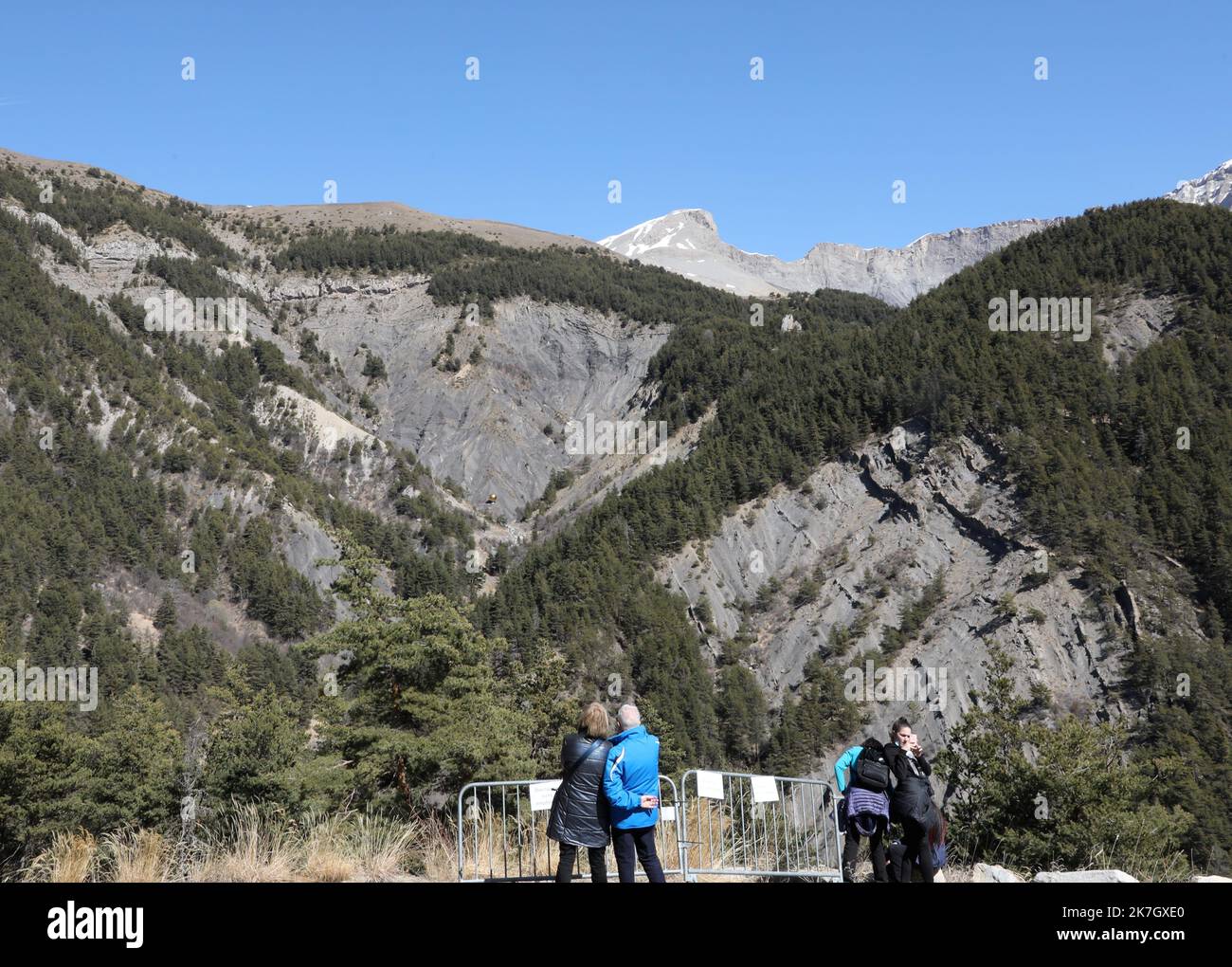 ©PHOTOPQR/LA PROVENCE/Duclet Stéphane ; Le Vernet ; 24/03/2022 ; Commemoration de l'anniversaire du crash de l'A320 de la Germanwings ( vol 4U9525 ), accident provoqué par le suicide du copilote Andreas Lubitz, qui a volontairement précipité son avion contre une montagne dans la commune de Prads Haute Bleone, dans les Alpes du Sud françaises, le 24 mars 2015. Ici, au col de Mariaud, face au site du crash Tribute ceremony for the victims of the germanwings airbus A320 crash on March 24, 2022 Stock Photo