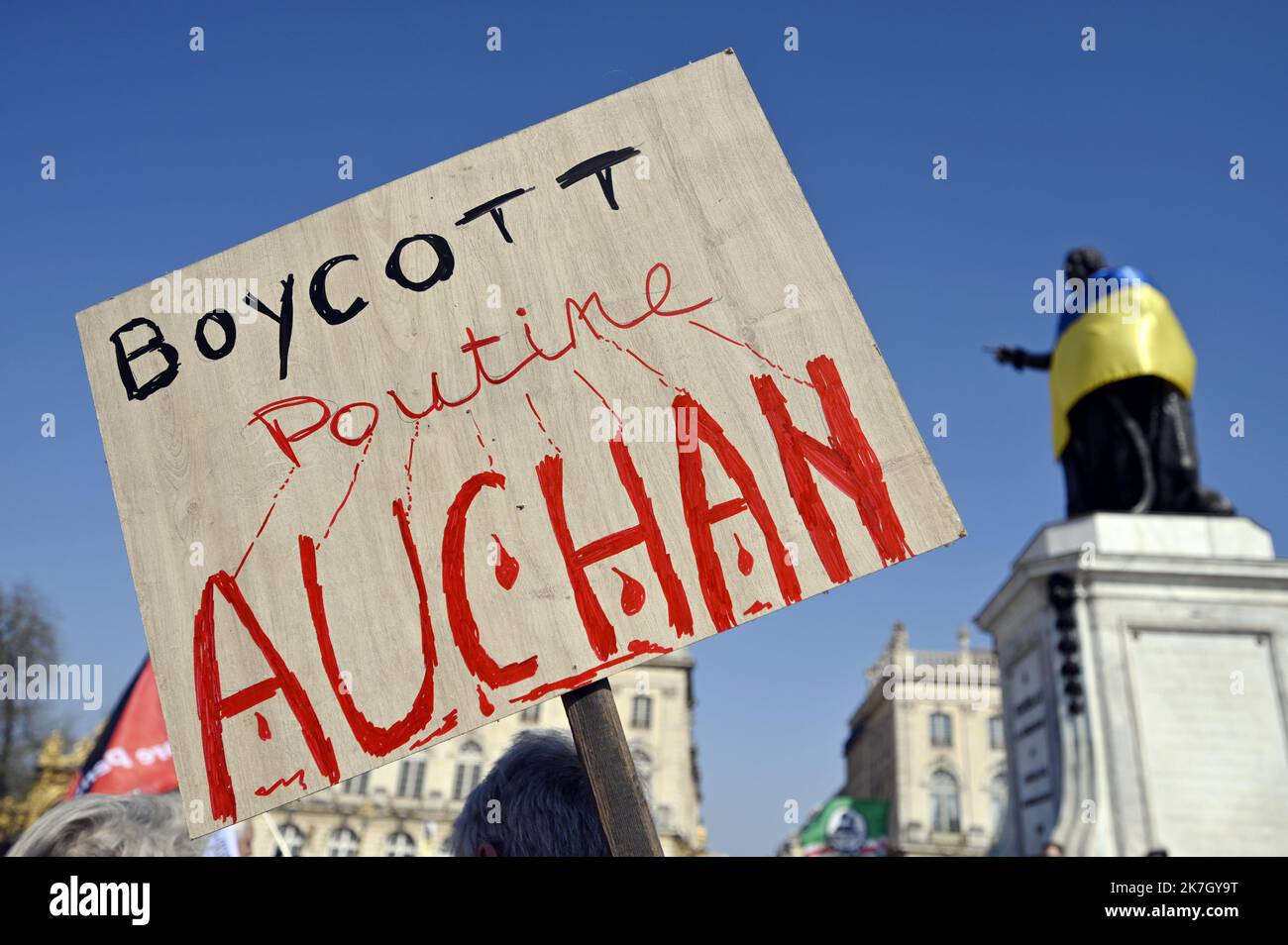 ©PHOTOPQR/L'EST REPUBLICAIN/Alexandre MARCHI ; NANCY ; 26/03/2022 ; SOCIETE - MANIFESTATION CONTRE LA GUERRE EN UKRAINE ET POUR LA PAIX EN EUROPE - DRAPEAU PAIX. Nancy 26 mars 2022. Une personne tient une pancarte avec l'inscription 'Boycott Poutine Auchan' lors du rassemblement de près de deux cents personnes sur la place Stanislas pour une manifestation contre la guerre en Ukraine et pour la paix en Europe suite à l'invasion des troupes russes en Ukraine le 24 février dernier. PHOTO Alexandre MARCHI. - nancy, France, march 26th 2022. Protest against war in Ukraine  Stock Photo