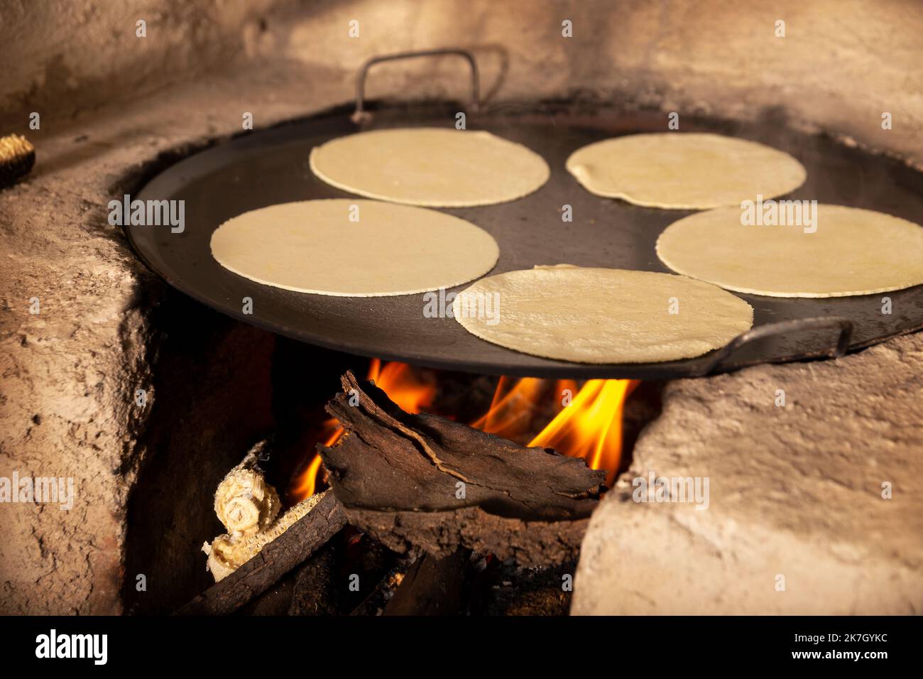 https://c8.alamy.com/comp/2K7GYKC/handmade-corn-tortillas-cooked-in-a-traditional-rustic-wood-stove-called-fogon-type-of-cooking-common-in-rural-communities-in-mexico-and-other-coun-2K7GYKC.jpg