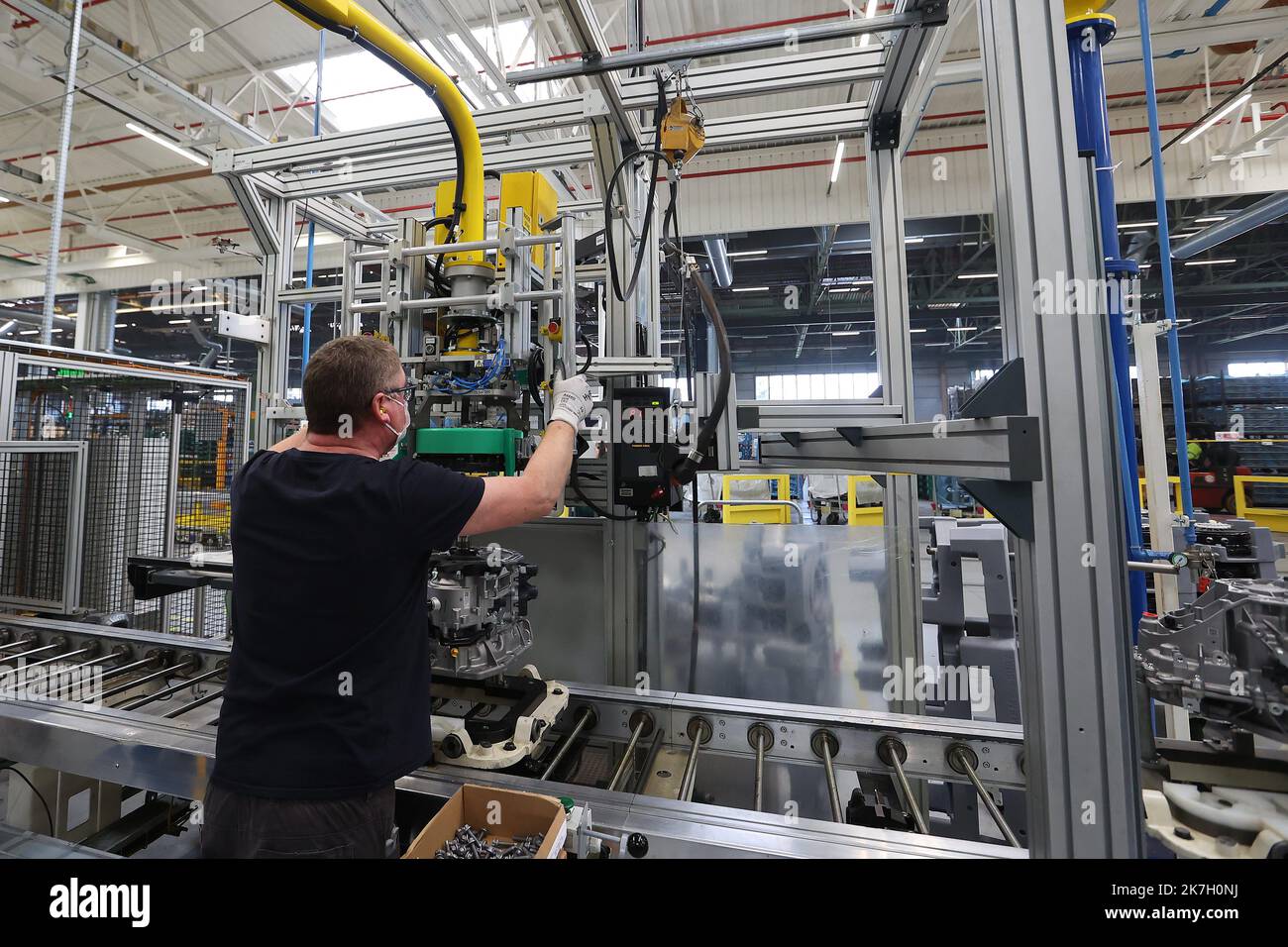 ©PHOTOPQR/VOIX DU NORD/Ludovic Maillard ; 30/03/2022 ; ruitz le 23.03.2022, ASSEMBLAGE DES BOITES DE VITESSES usine renault STA L usine STA , Societe de Transmissions Automatiques, est le seul site de fabrication de boites de vitesses automatiques de Renault Group, STA produit aujourd hui la nouvelle boite de vitesses DB, montee sur l'ensemble des vehicules E TECH de la gamme Renault . LA VOIX DU NORD / PHOTO LUDOVIC MAILLARD - The STA factory, Societe de Transmissions Automatiques, is the only manufacturing site for automatic gearboxes from Renault Group, STA today produces the new DB gearbox Stock Photo