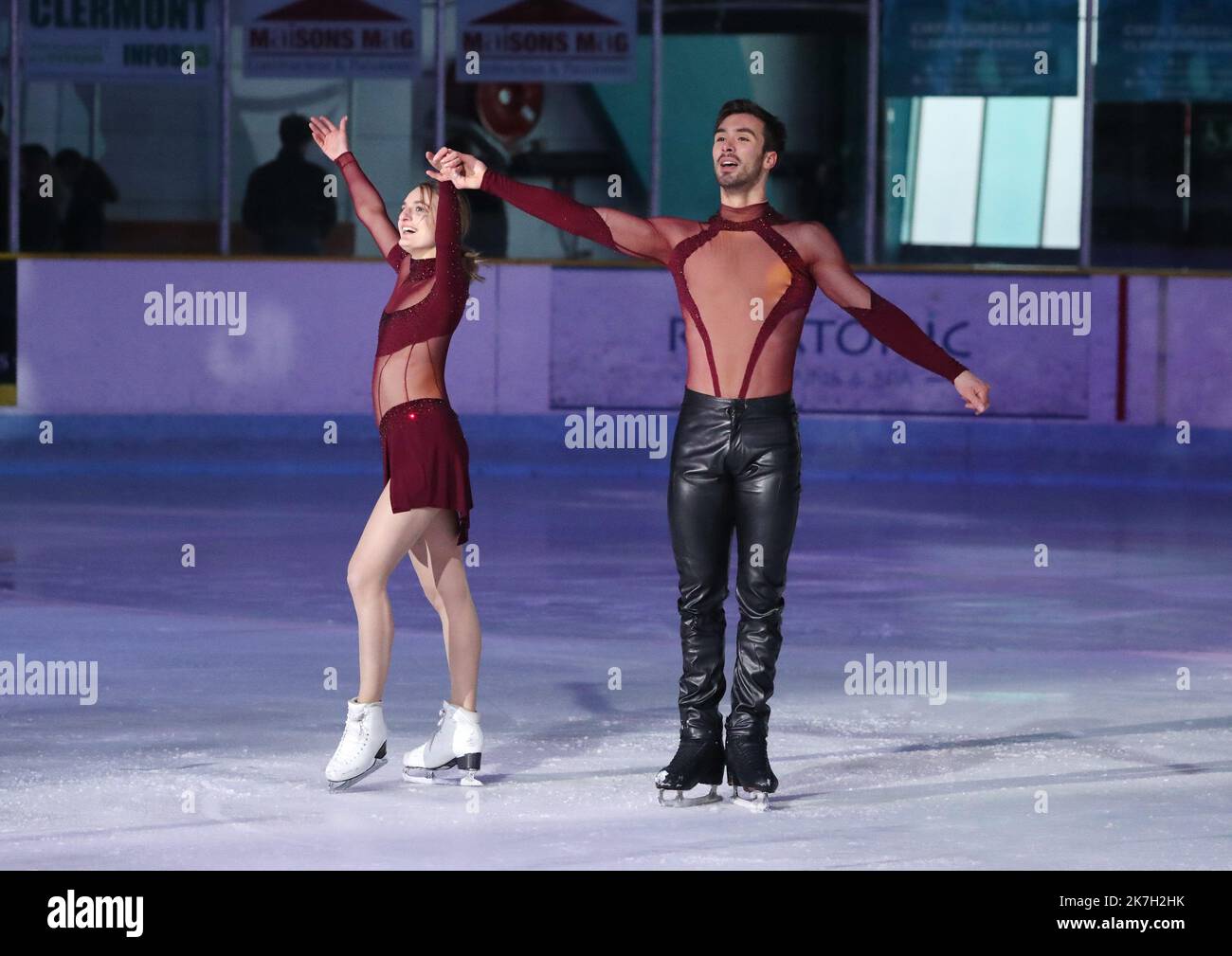 Thierry Larret / Maxppp.Patinage Artistique. Tournee de l'Equipe de France de Patinage Artistique. Patinoire de Clermont Metropole. Clermont-Ferrand le 3 Avril 2022. Les Champions Olympiques Gabriella PAPADAKIS et Guillaume CIZERON.  Stock Photo