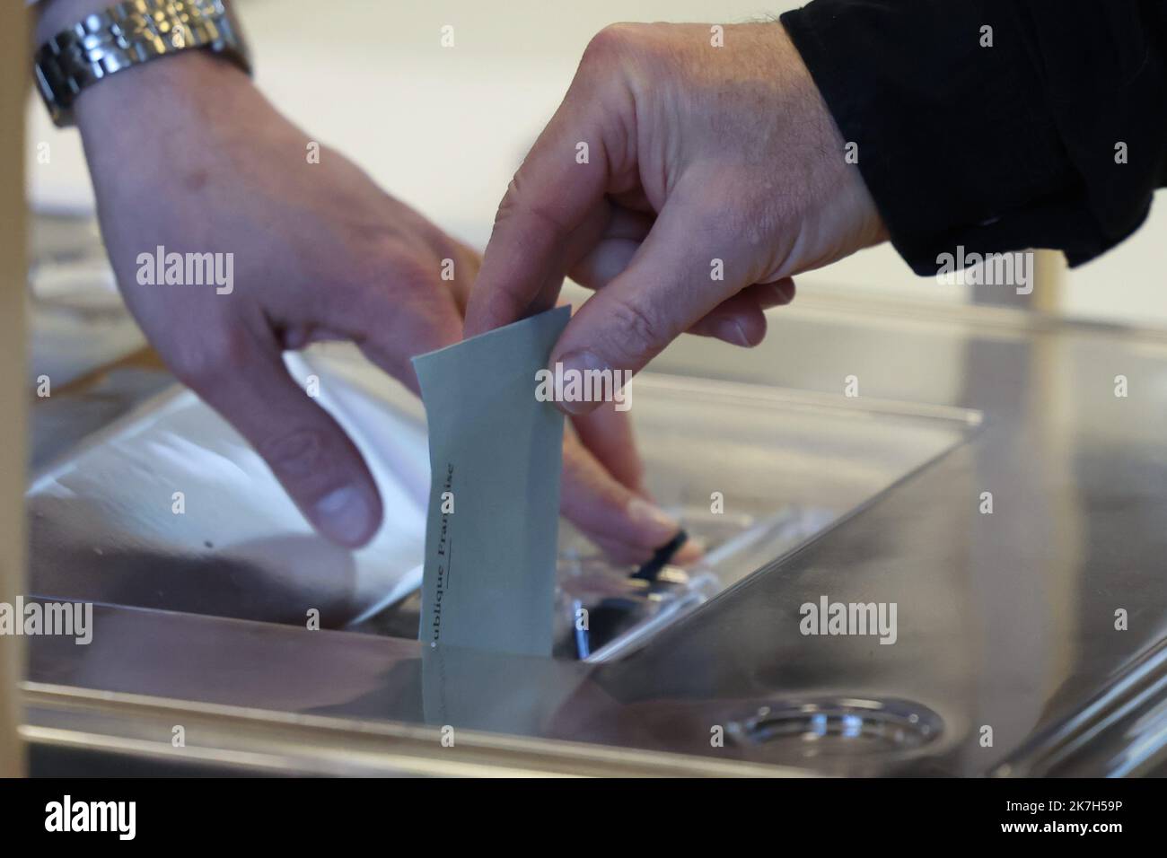 ©PHOTOPQR/LE PARISIEN/Fred Dugit ; Paris ; ; Politique Paris XVe, le 10 avril 2022 Premier tour de l'élection présidentielle Vote de Anne Hidalgo Photo LP / Fred Dugit First round of the 2022 presidential election in France. Polling station  Stock Photo