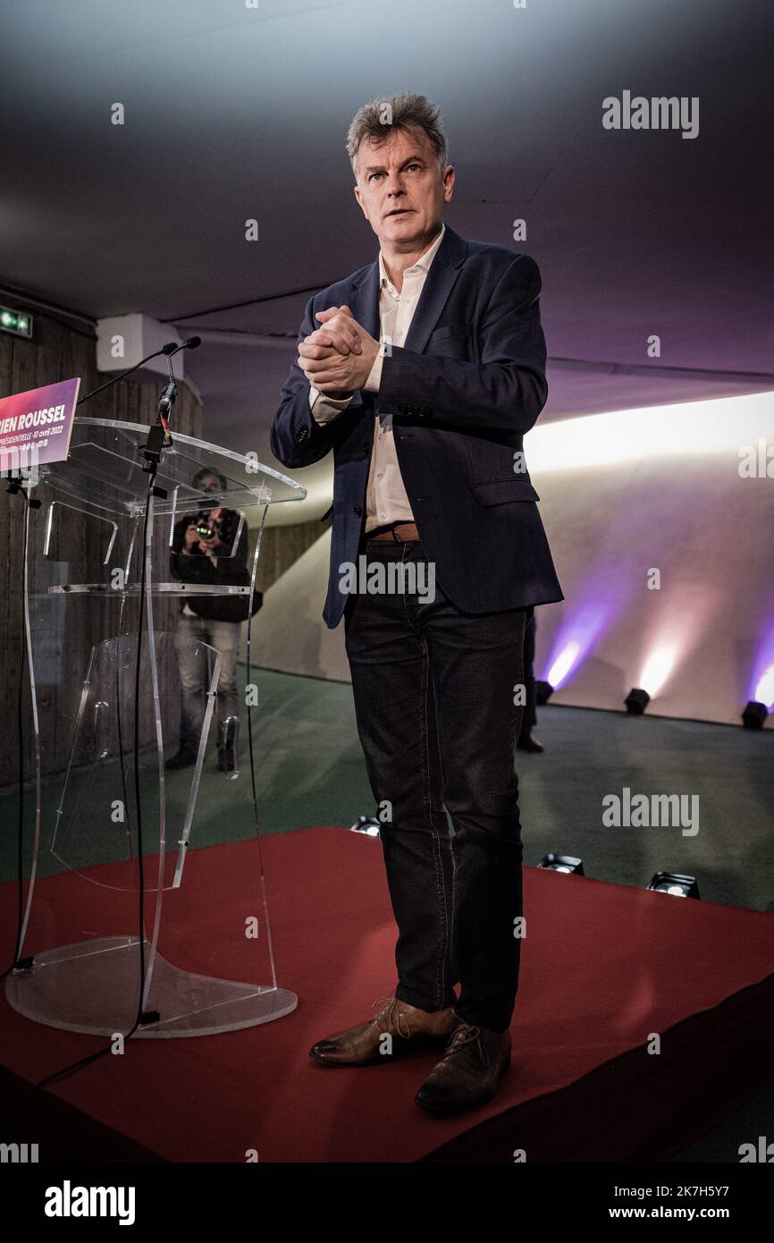 ©Nicolas Cleuet / Le Pictorium/MAXPPP - Paris 10/04/2022 Nicolas Cleuet / Le Pictorium - 10/4/2022 - France / Ile-de-France / Paris - Discours de Fabien Roussel lors de la soiree electorale du premier tour de la presidentielle 2022 au siege du PCF, place du Colonel Fabien F / 10/4/2022 - France / Ile-de-France (region) / Paris - Speech by Fabien Roussel during the electoral evening of the first round of the 2022 presidential election at the PCF headquarters, Place du Colonel Fabien  Stock Photo