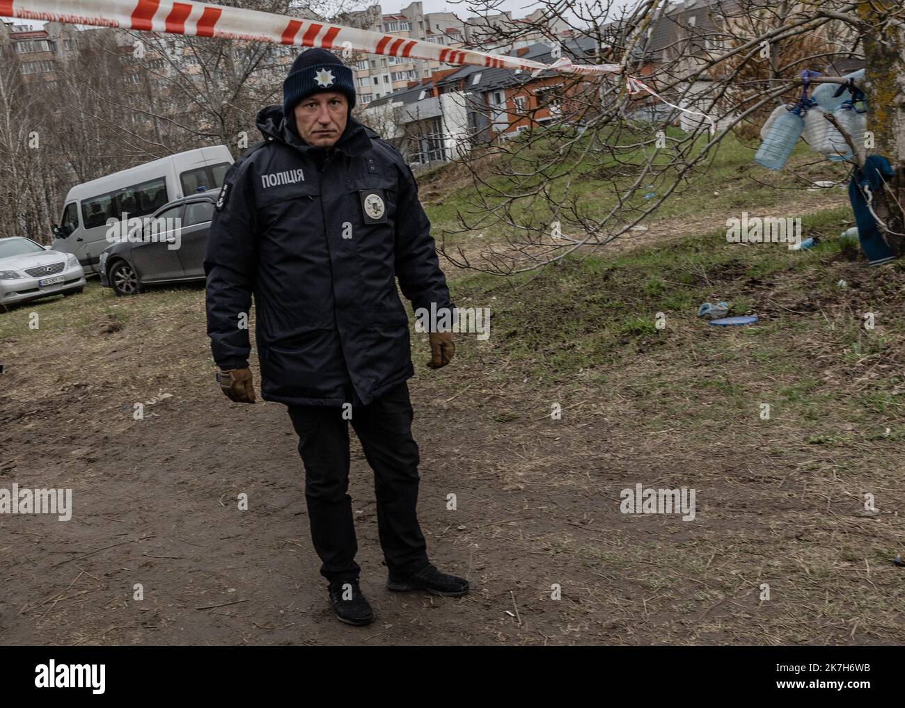 ©Sadak Souici / Le Pictorium/MAXPPP - Boutcha 13/04/2022 Sadak Souici / Le Pictorium - 13/4/2022 - Ukraine / Kiev / Boutcha - Des corps sont exhumes d'une fosse commune dans l'enceinte de l'eglise Saint-Andre et Pyervozvannoho All Saints dans la ville ukrainienne de Bucha, au nord-ouest de Kiev, le 13 avril 2022. Le president de la Commission europeenne a visite la fosse commune de Bucha le 8 avril. , ou les forces russes sont accusees par les allies de l'Ukraine de commettre des atrocites contre des civils. / 13/4/2022 - Ukraine / Kyiv / Boutcha - Bodies are exhumed from a mass grave on the g Stock Photo