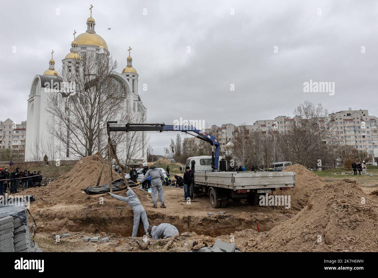 ©Sadak Souici / Le Pictorium/MAXPPP - Boutcha 13/04/2022 Sadak Souici / Le Pictorium - 13/4/2022 - Ukraine / Kiev / Boutcha - Des corps sont exhumes d'une fosse commune dans l'enceinte de l'eglise Saint-Andre et Pyervozvannoho All Saints dans la ville ukrainienne de Bucha, au nord-ouest de Kiev, le 13 avril 2022. Le president de la Commission europeenne a visite la fosse commune de Bucha le 8 avril. , ou les forces russes sont accusees par les allies de l'Ukraine de commettre des atrocites contre des civils. / 13/4/2022 - Ukraine / Kyiv / Boutcha - Bodies are exhumed from a mass grave on the g Stock Photo