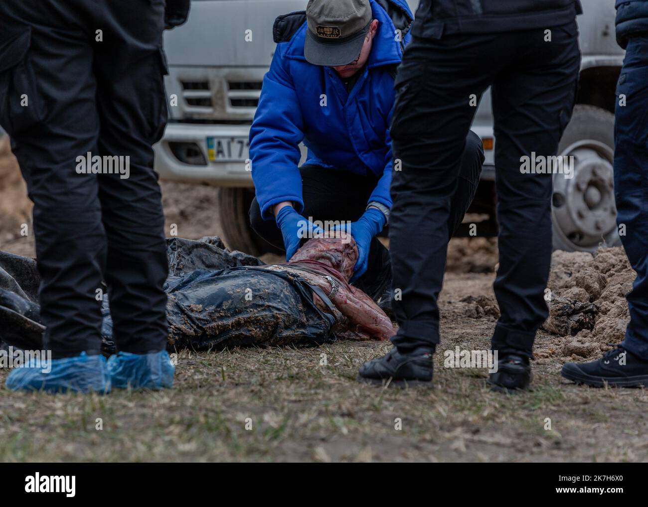 ©Sadak Souici / Le Pictorium/MAXPPP - Boutcha 13/04/2022 Sadak Souici / Le Pictorium - 13/4/2022 - Ukraine / Kiev / Boutcha - Des corps sont exhumes d'une fosse commune dans l'enceinte de l'eglise Saint-Andre et Pyervozvannoho All Saints dans la ville ukrainienne de Bucha, au nord-ouest de Kiev, le 13 avril 2022. Le president de la Commission europeenne a visite la fosse commune de Bucha le 8 avril. , ou les forces russes sont accusees par les allies de l'Ukraine de commettre des atrocites contre des civils. / 13/4/2022 - Ukraine / Kyiv / Boutcha - Bodies are exhumed from a mass grave on the g Stock Photo