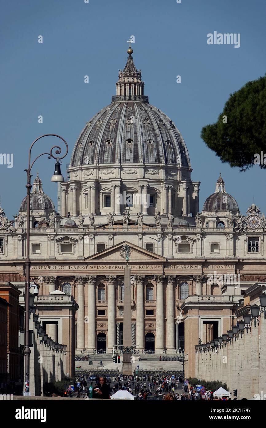 ©PHOTOPQR/L'EST REPUBLICAIN/Alexandre MARCHI ; ROMA ; 14/04/2022 ; RELIGION CATHOLIQUE - CATHOLICISME - CHRETIEN - BASILIQUE SAINT PIERRE - FETES DE PAQUES 2022 - ITALIE - SAINT SIEGE. Cité du Vatican 14 avril 2022. Les chrétiens du monde entier vont fêter les traditionnelles fêtes de Pâques, à partir du vendredi 15 avril, et beaucoup d'entre eux vont faire le déplacement jusqu'à Rome, et plus précisément au Vatican en la basilique Saint-Pierre avec le pape François. La basilique Saint-Pierre (en latin : Sancti Petri et en italien : San Pietro in Vaticano) est l'édifice religieux le plus impo Stock Photo