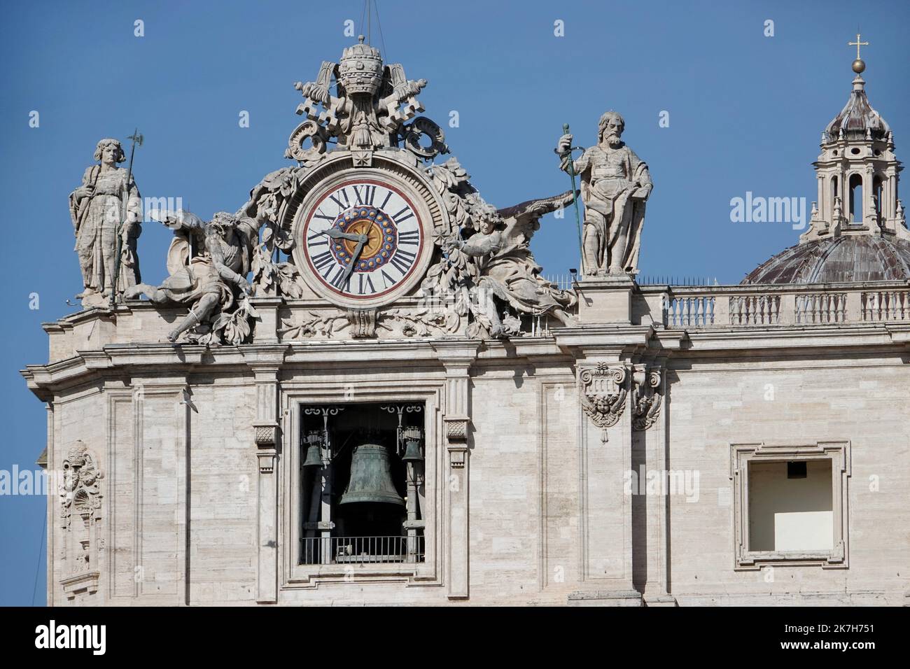 ©PHOTOPQR/L'EST REPUBLICAIN/Alexandre MARCHI ; ROMA ; 14/04/2022 ; RELIGION CATHOLIQUE - CATHOLICISME - CHRETIEN - BASILIQUE SAINT PIERRE - FETES DE PAQUES 2022 - ITALIE - SAINT SIEGE. Cité du Vatican 14 avril 2022. L'horloge monumentale et la fenêtre des cloches de la basilique Saint-Pierre. La basilique Saint-Pierre (en latin : Sancti Petri et en italien : San Pietro in Vaticano) est l'édifice religieux le plus important du catholicisme et aussi le plus grand du monde. Elle est située au Vatican, sur la rive droite du Tibre, et sa façade architecturale s'ouvre sur la place Saint-Pierre. PHO Stock Photo