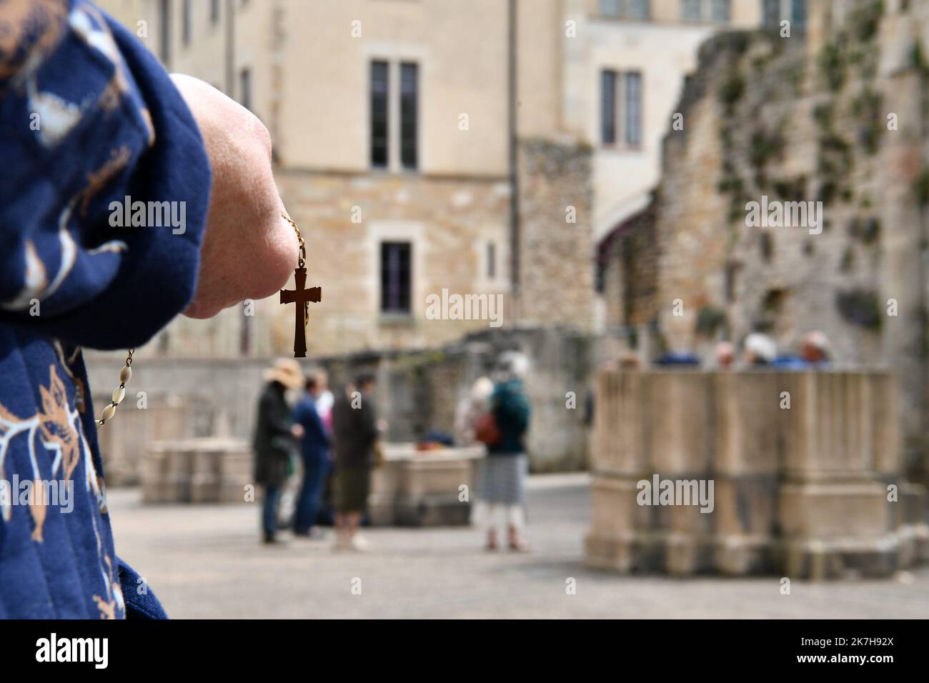 ©PHOTOPQR/JOURNAL SAONE ET LOIRE/Ketty BEYONDAS ; Cluny ; 21/04/2022 ; La France prie à Cluny, les jeudis à 14 heures. Une initiative de laïcs catholiques pour promouvoir et multiplier la récitation du chapelet pour la France dans l'espace public. Ici, le rassemblement se déroule à côté de l'Abbaye de Cluny, dans les fouilles du narthex de l'ancienne église abbatiale. Croyance. Religion. Chrétiens. Prière. Prier. Cluny, france, april 21st 2022 France prays at Cluny, Thursdays at 2 p.m. An initiative of lay Catholics to promote and multiply the recitation of the Rosary for France in the public  Stock Photo