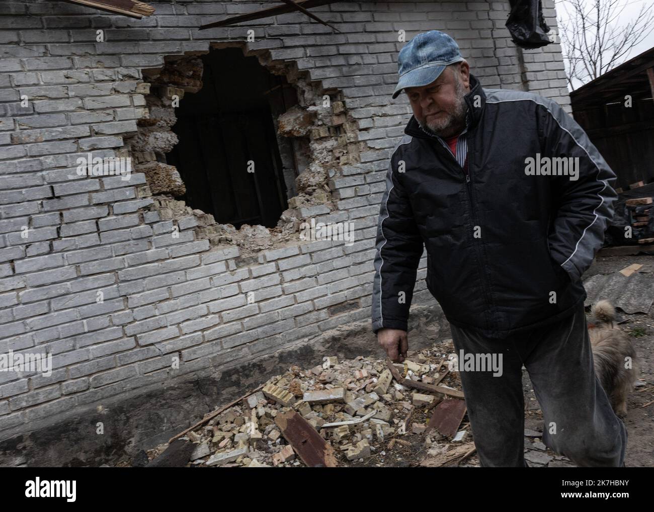 ©Sadak Souici / Le Pictorium/MAXPPP - Zalissya 17/04/2022 Sadak Souici / Le Pictorium - 17/4/2022 - Ukraine / Kiev / Zalissya - Vladimir, 70 ans, passe devant le trou beant dans sa maison, consequence de l'explosion d'une mine. « Je ne me raserais que quand la guerre sera finie ». (Zalissya, Ukraine: 18 avril 2022) / 17/4/2022 - Ukraine / Kyiv / Zalissya - Vladimir, 70 years old, walks past the gaping hole in his house, the result of a mine explosion. 'I will only shave when the war is over. (Zalissya, Ukraine: April 18, 2022) Stock Photo