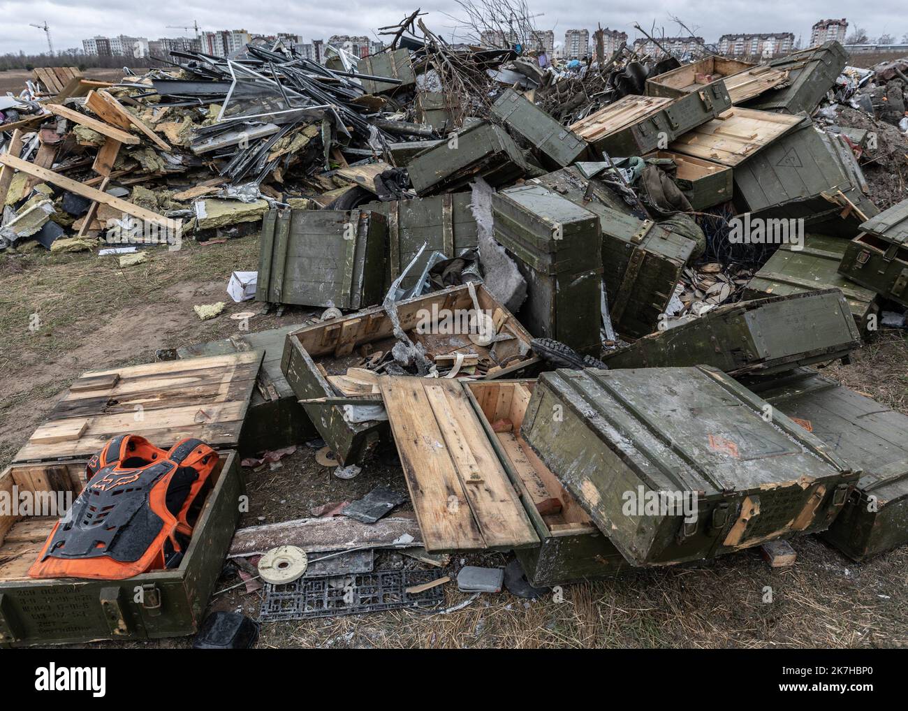 ©Sadak Souici / Le Pictorium/MAXPPP - Boutcha 13/04/2022 Sadak Souici / Le Pictorium - 13/4/2022 - Ukraine / Kiev / Boutcha - La casse de Boutcha est aussi un depotoir pour les caisse d'armes russes, ici des mines, qui restent une menace tres reelle dans Boutcha et ses alentours. (Boutcha, Ukraine: 13 avril 2022) / 13/4/2022 - Ukraine / Kyiv / Boutcha - The Boutcha junkyard is also a dumping ground for Russian weapons crates, in this case mines, which remain a very real threat in Boutcha and its surroundings. (Boutcha, Ukraine: April 13, 2022) Stock Photo