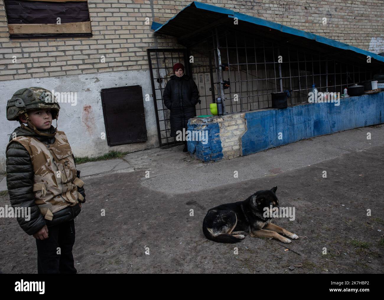 ©Sadak Souici / Le Pictorium/MAXPPP - Boutcha 13/04/2022 Sadak Souici / Le Pictorium - 13/4/2022 - Ukraine / Kiev / Boutcha - Dans ce quartier de Boutcha, les habitants vivent encore dans les sous-sols, de peur d'une nouvelle pluie d'obus. (Boutcha, Ukraine: 13 avril 2022) / 13/4/2022 - Ukraine / Kyiv / Boutcha - In this district of Boutcha, the inhabitants still live in the basements, for fear of a new rain of shells (Boutcha, Ukraine: 13 April 2022) Stock Photo