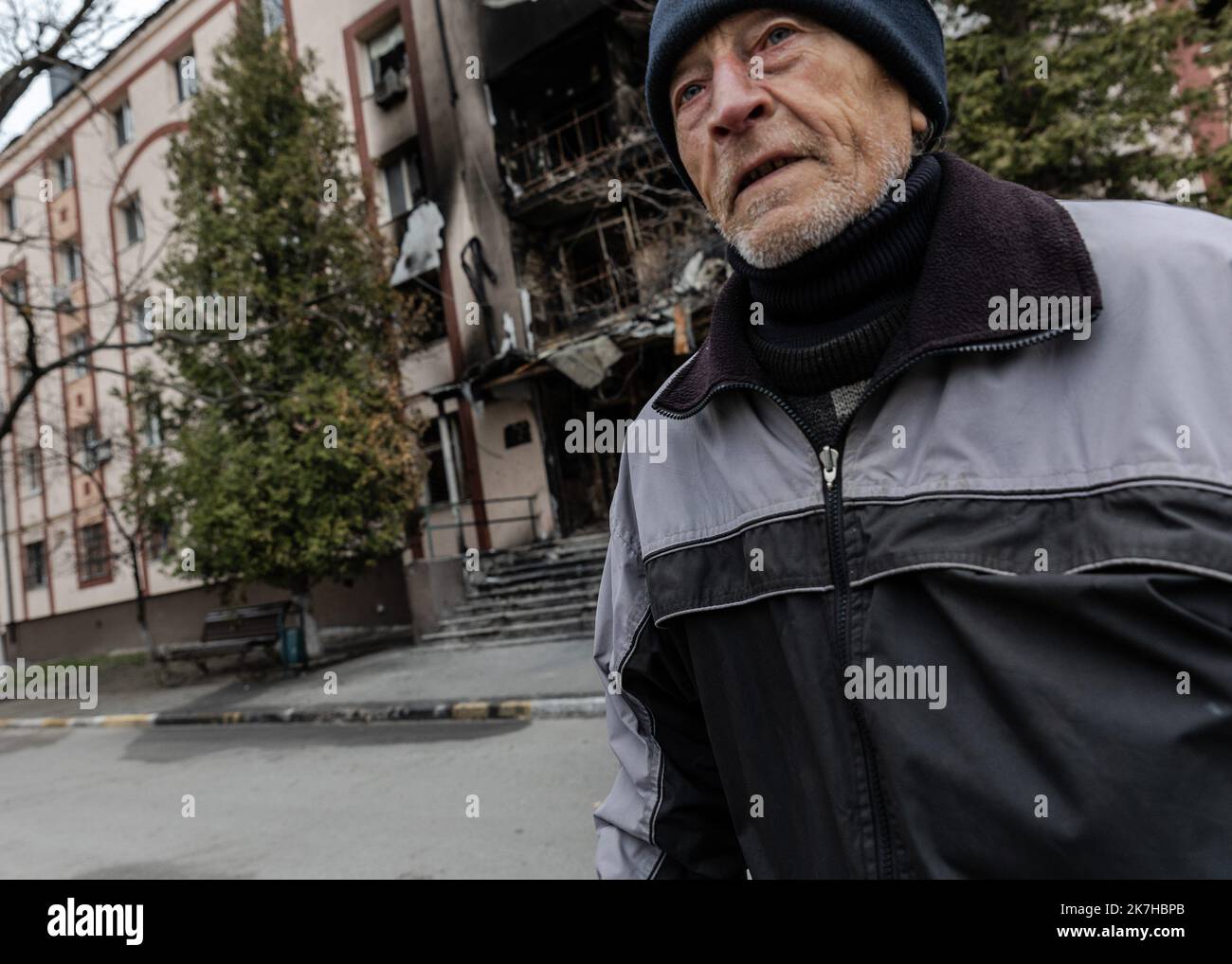 ©Sadak Souici / Le Pictorium/MAXPPP - Boutcha 13/04/2022 Sadak Souici / Le Pictorium - 13/4/2022 - Ukraine / Kiev / Boutcha - Un habitant de Boutcha passe devant un appartement endommage lors de l'offensive russe. (Boutcha, Ukraine: 13 avril 2022) / 13/4/2022 - Ukraine / Kyiv / Boutcha - Un habitant de Boutcha passe devant un appartement endommage lors de l'offensive russe. (Boutcha, Ukraine: 13 avril 2022) Stock Photo