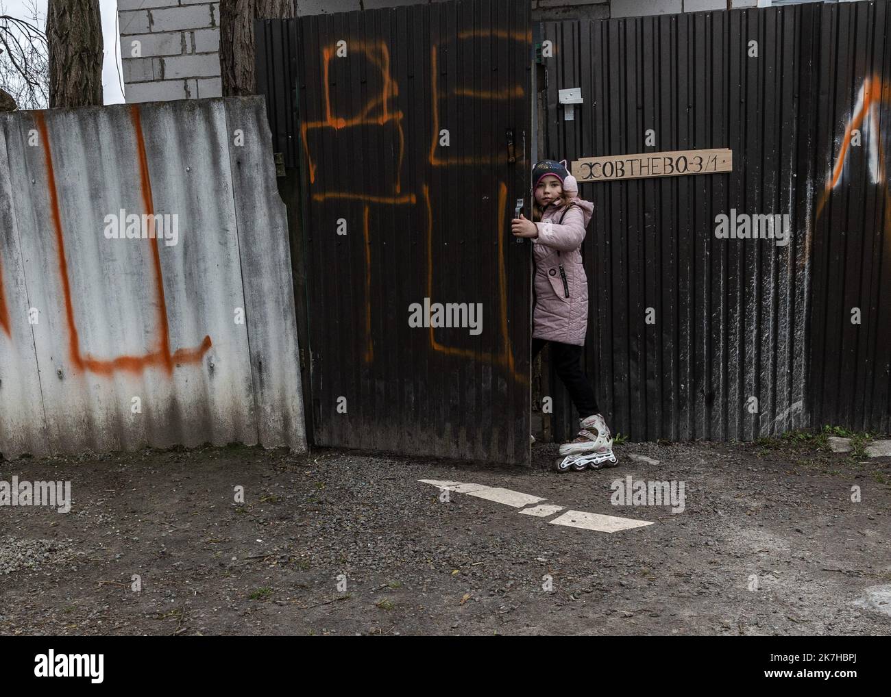 ©Sadak Souici / Le Pictorium/MAXPPP - Boutcha 13/04/2022 Sadak Souici / Le Pictorium - 13/4/2022 - Ukraine / Kiev / Boutcha - Arina, la fille de Sergii, rentre dans sa maison apres une balade avec son pere, a Boutcha.(Boutcha, Ukraine: 13 avril 2022) / 13/4/2022 - Ukraine / Kyiv / Boutcha - Arina, Sergii's daughter, returns to her house after a walk with her father, in Butcha (Butcha, Ukraine: April 13, 2022) Stock Photo