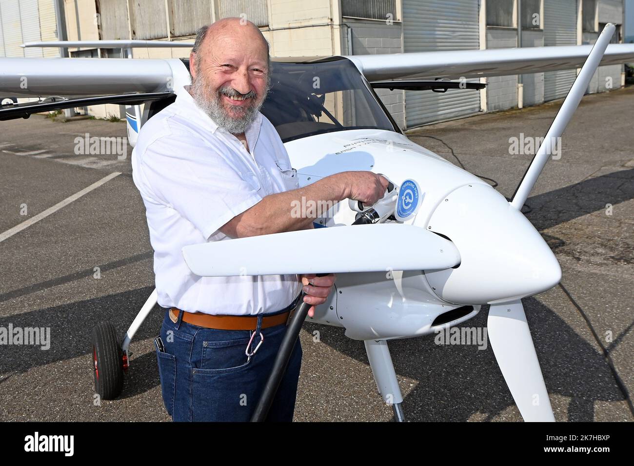 ©PHOTOPQR/L'EST REPUBLICAIN/Cedric JACQUOT ; Nancy ; 04/05/2022 ; ENERGIE - ENVIRONNEMENT - AVION ELCTRIQUE - RECHARGE - BATTERIE A l’initiative des représentants régionaux de la Fédération Française Aéronautique, le premier avion électrique certifié EASA au monde sera de passage sur Grand Nancy Aéropôle à Tomblaine pour une présentation et des vols de démonstration. Le Velis-Electro est un avion école électrique 2 places dont les performances sont adaptées aux besoins des écoles de pilotage pour la formation de début. Michel GROSDEMANGE de la Fédération Française Aéronautique. Nancy, le 4 ma Stock Photo