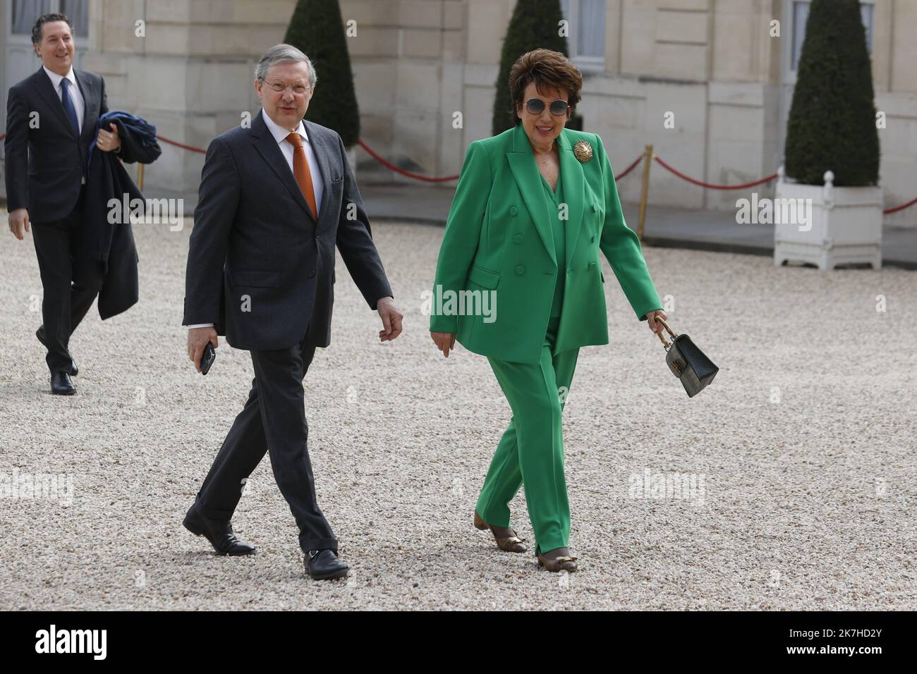 ©Sebastien Muylaert/MAXPPP - Paris 07/05/2022 Philippe Bas et Roselyne Bachelot dans la cour de l'Elysee, pour assister à la cérémonie d'investiture d'Emmanuel Macron à la présidence de la Republique, suite a sa reelection le 24 avril dernier. Paris, 07.05.2022 - France, Paris, 2022-05-07. Inauguration ceremony of the President of the French Republic, Mr Emmanuel Macron, at the Elysee Palace.  Stock Photo