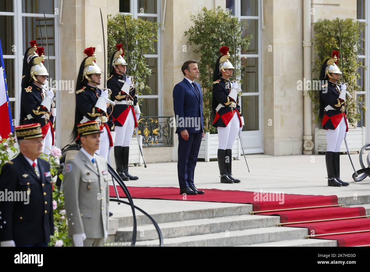 ©Sebastien Muylaert/MAXPPP - Paris 07/05/2022 Emmanuel Macron passe en revue les troupes militaires au palais de l'Elysée, lors de sa cérémonie d'investiture en tant que president de la Republique, apres sa réélection le 24 avril dernier. Paris, 07.05.2022 - France, Paris, 2022-05-07. Inauguration ceremony of the President of the French Republic, Mr Emmanuel Macron, at the Elysee Palace.  Stock Photo