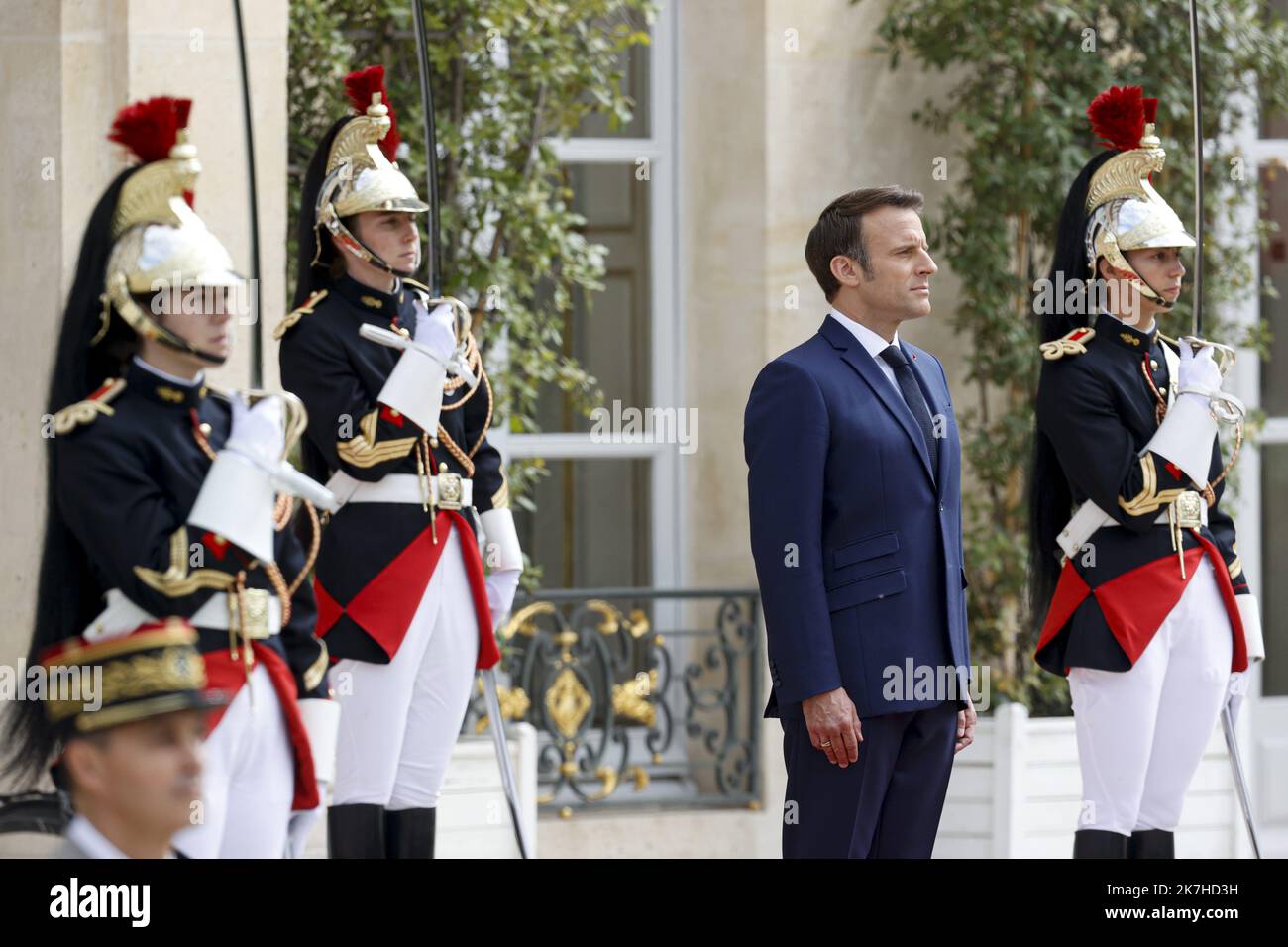 ©Sebastien Muylaert/MAXPPP - Paris 07/05/2022 Emmanuel Macron passe en revue les troupes militaires au palais de l'Elysée, lors de sa cérémonie d'investiture en tant que president de la Republique, apres sa réélection le 24 avril dernier. Paris, 07.05.2022 - France, Paris, 2022-05-07. Inauguration ceremony of the President of the French Republic, Mr Emmanuel Macron, at the Elysee Palace.  Stock Photo