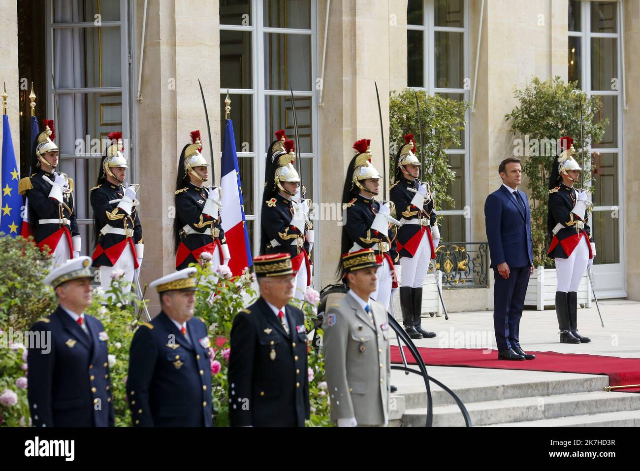 ©Sebastien Muylaert/MAXPPP - Paris 07/05/2022 Emmanuel Macron passe en revue les troupes militaires au palais de l'Elysée, lors de sa cérémonie d'investiture en tant que president de la Republique, apres sa réélection le 24 avril dernier. Paris, 07.05.2022 - France, Paris, 2022-05-07. Inauguration ceremony of the President of the French Republic, Mr Emmanuel Macron, at the Elysee Palace.  Stock Photo