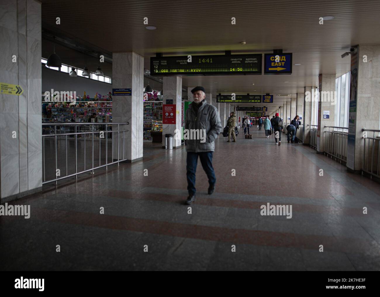 ©Sadak Souici / Le Pictorium/MAXPPP - Kiev 19/04/2022 Sadak Souici / Le Pictorium - 19/4/2022 - Ukraine / Kiev / Kiev - A la gare centrale de Kyiv, centre nevralgique de l'effort de guerre et du mouvements des refugies, l'accalmie actuelle pourrait bientot laisser place a un nouvelle vague de refugies venant de l'est. Kyiv, Ukraine: 18 avril 2022 / 19/4/2022 - Ukraine / Kyiv / Kyiv - At Kyiv's central train station, a hub of the war effort and refugee movement, the current lull may soon give way to a new wave of refugees from the east. Kyiv, Ukraine: April 18, 2022 Stock Photo