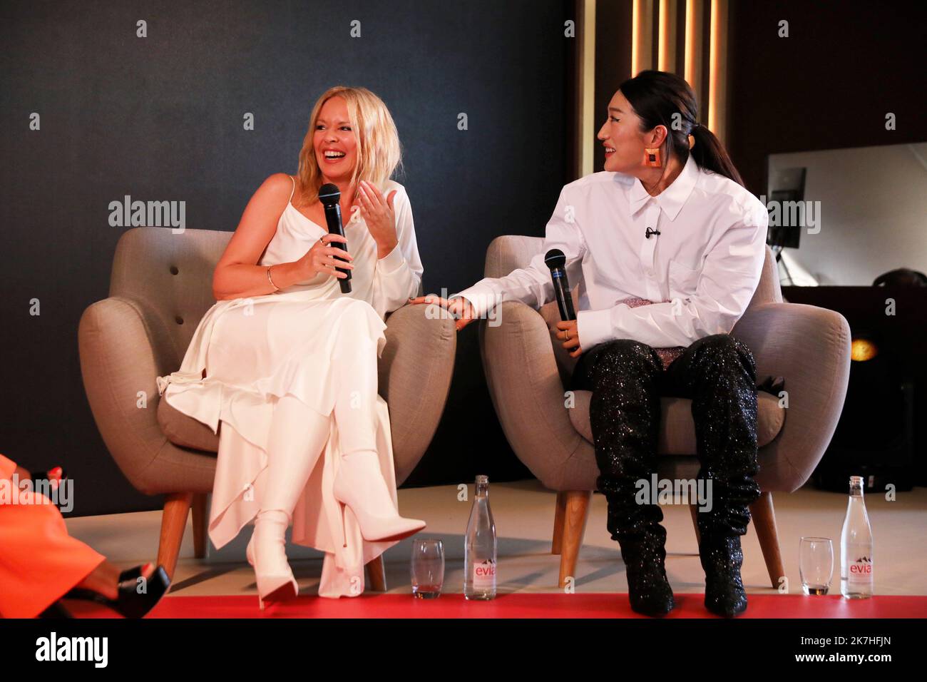 ©PHOTOPQR/NICE MATIN/Sebastien Botella ; Cannes ; 18/05/2022 ; Kylie Minogue présente le remix de Can't get you out of my head avec la dj et productrice Peggy Gou sur la plage Magnum à Cannes Kylie Minogue and Peggy Gou are seen during the 75th annual Cannes film festival on May 19, 2022 in Cannes, France. Stock Photo