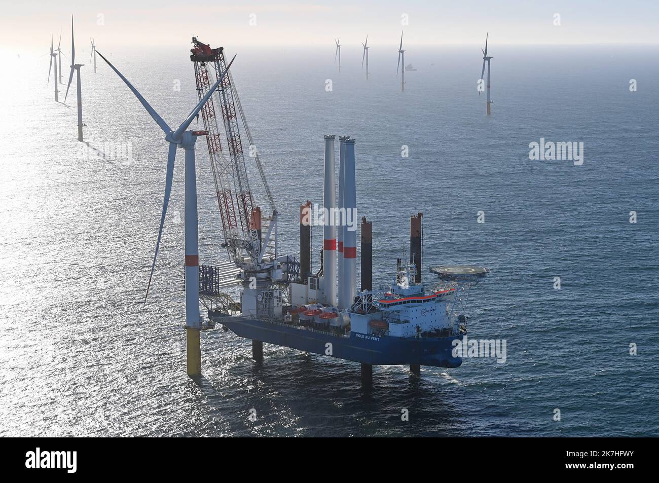 ©PHOTOPQR/OUEST FRANCE/Franck Dubray ; Saint Nazaire ; 20/05/2022 ; Vue aerienne du parc éolien offshore en mer de Saint-Nazaire en cours d' installation avec le navire Vole au Vent au large de la côte sauvage du Croisic. 80 éoliennes seront installées dans ce premier parc français. (photo Franck Dubray) Saint Nazaire ; 05/20/2022; Aerial view of the Saint-Nazaire offshore wind farm being installed with the Vole au Vent vessel off the wild coast of Le Croisic. 80 wind turbines will be installed in this first French park.  Stock Photo