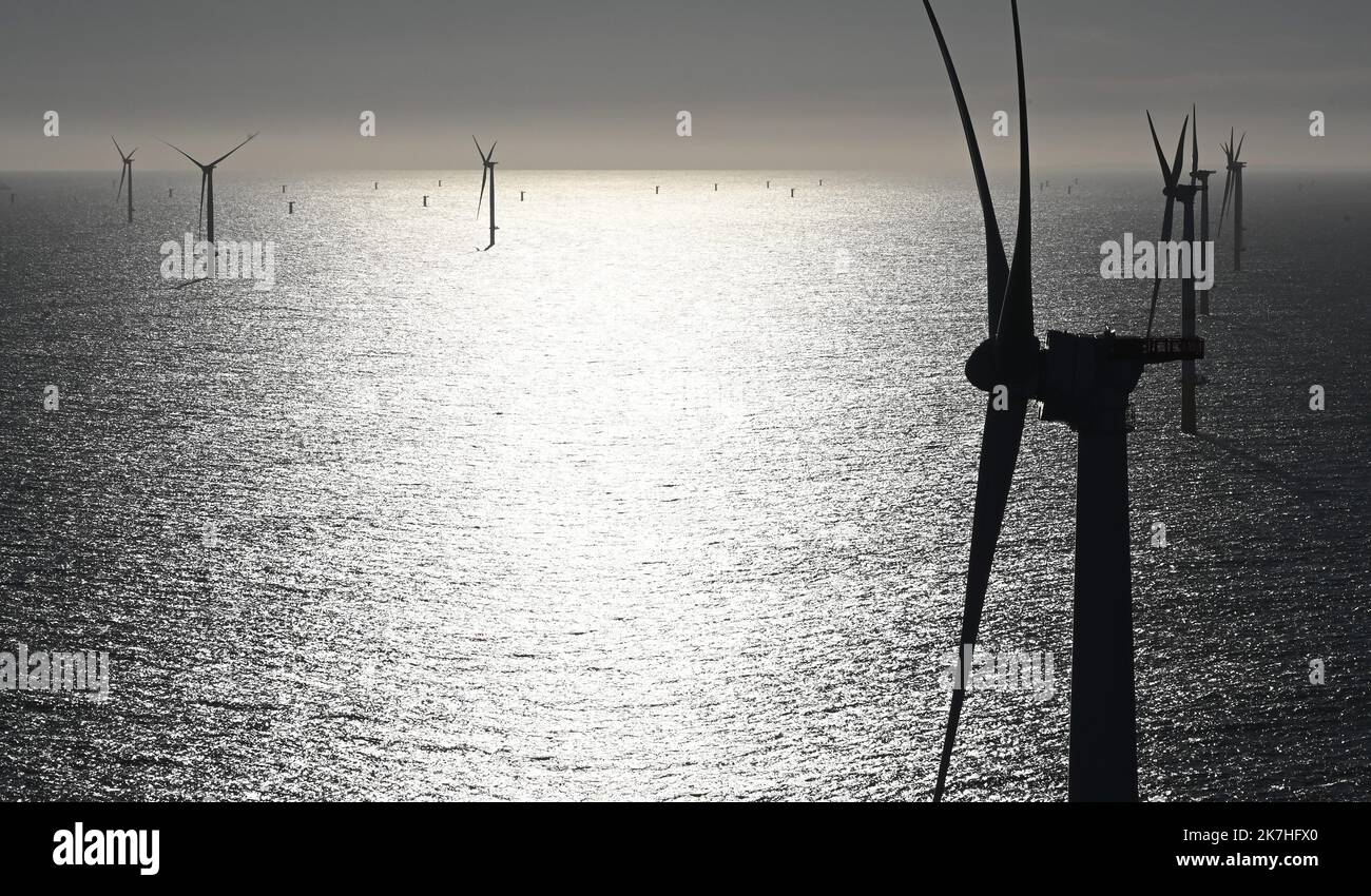 ©PHOTOPQR/OUEST FRANCE/Franck Dubray ; Saint Nazaire ; 20/05/2022 ; Vue aerienne du parc éolien offshore en mer de Saint-Nazaire en cours d' installation avec le navire Vole au Vent au large de la côte sauvage du Croisic. 80 éoliennes seront installées dans ce premier parc français. (photo Franck Dubray) Saint Nazaire ; 05/20/2022; Aerial view of the Saint-Nazaire offshore wind farm being installed with the Vole au Vent vessel off the wild coast of Le Croisic. 80 wind turbines will be installed in this first French park.  Stock Photo