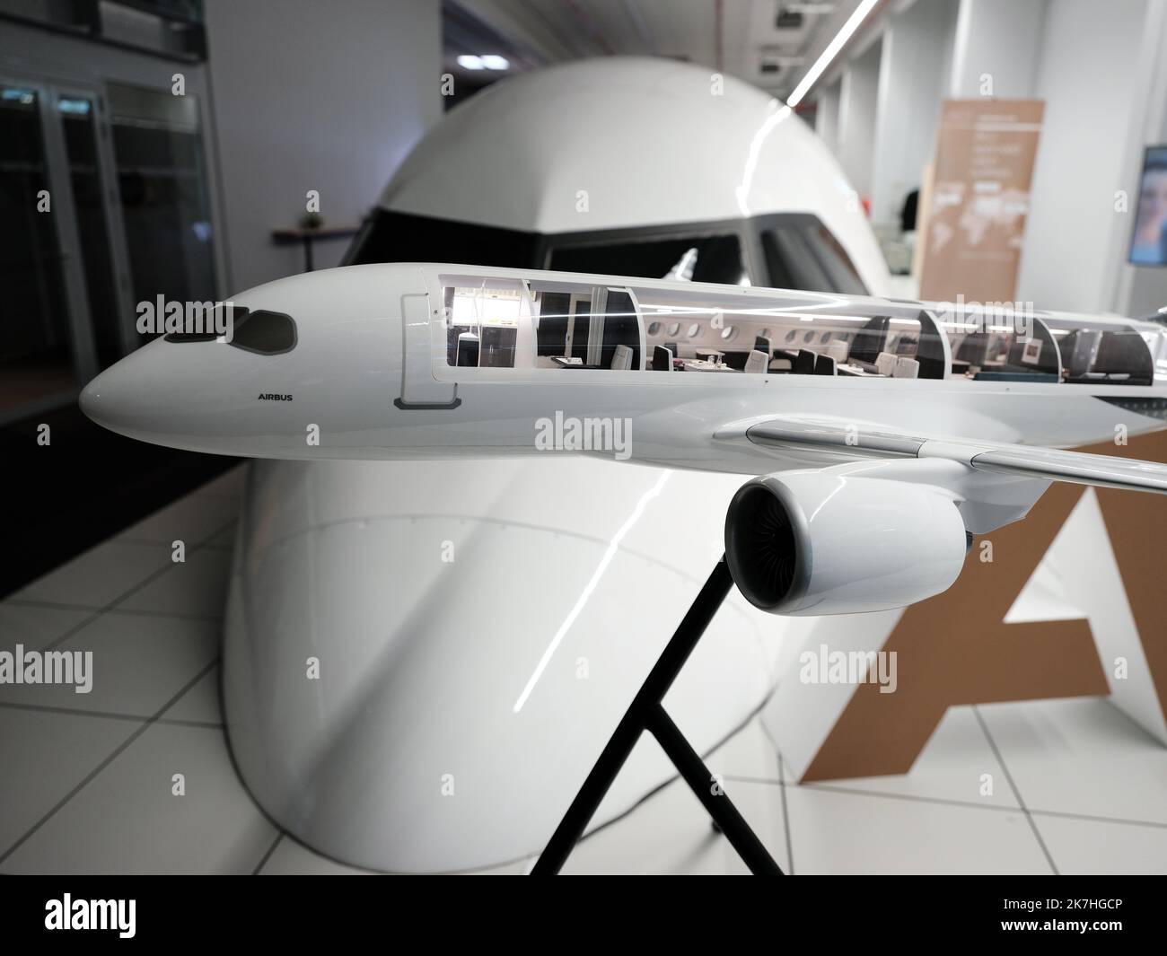 ©REMY GABALDA/MAXPPP - TOULOUSE 21/05/2022 PRESENTATION DU A220 DE AIRBUS CORPORATE JETS DANS LE SHOW ROOM AVIATION AFFAIRE. La filiale d'Airbus vendant des jets d'affaires innove pour ses clients. Ce studio de présentation permet aux acheteurs de jet de se projeterdans l'appareil un A220 et de personaliser son interieur. Il présente une section en taille réelle de la cabine de l'ACJ TWOTWENTY offrant deux fois plus d'espace et de volume que la concurrence. 210 avions d'affaires d'Airbus volent dans le monde en 2022, le TWO TWENTY se vend pour environ 75 millions d'euros. LE 21 05 2022 - TOUL Stock Photo