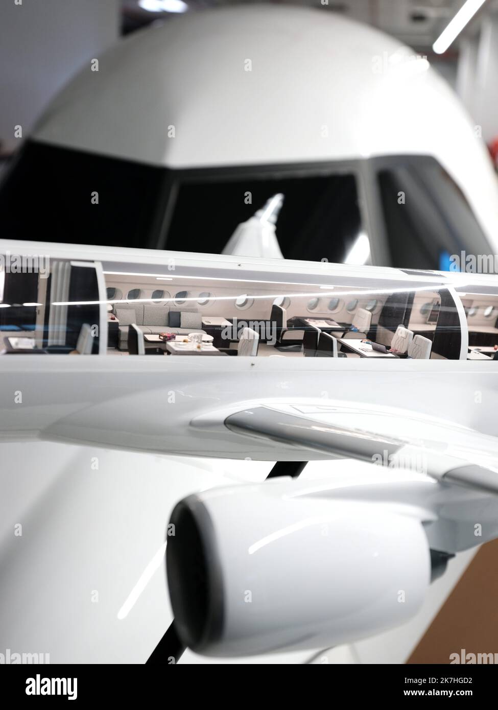 ©REMY GABALDA/MAXPPP - TOULOUSE 21/05/2022 PRESENTATION DU A220 DE AIRBUS CORPORATE JETS DANS LE SHOW ROOM AVIATION AFFAIRE. La filiale d'Airbus vendant des jets d'affaires innove pour ses clients. Ce studio de présentation permet aux acheteurs de jet de se projeterdans l'appareil un A220 et de personaliser son interieur. Il présente une section en taille réelle de la cabine de l'ACJ TWOTWENTY offrant deux fois plus d'espace et de volume que la concurrence. 210 avions d'affaires d'Airbus volent dans le monde en 2022, le TWO TWENTY se vend pour environ 75 millions d'euros. LE 21 05 2022 - TOUL Stock Photo