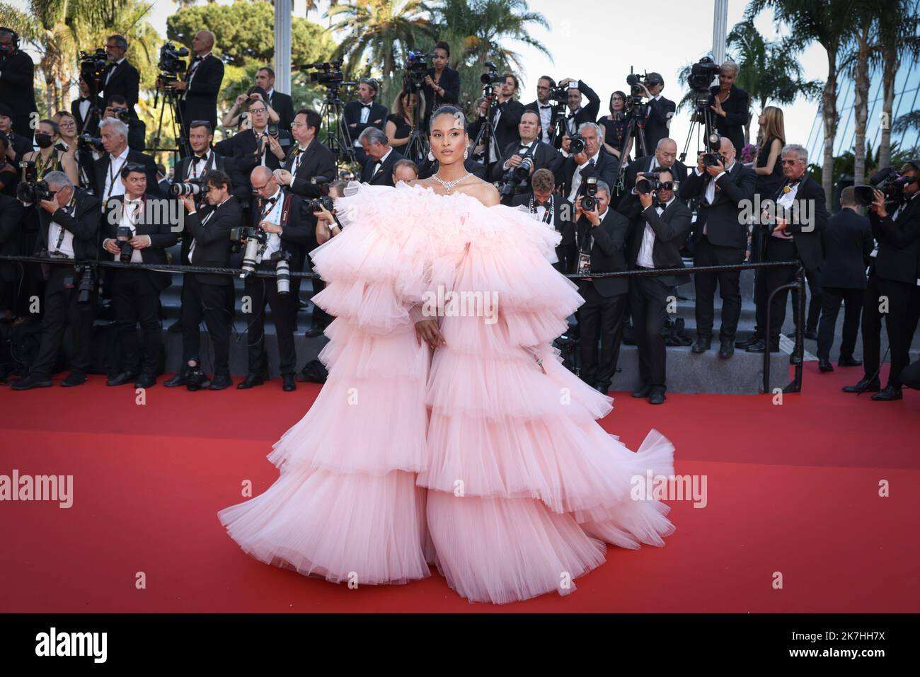 ©PHOTOPQR/LE PARISIEN/Fred Dugit ; Cannes ; 19/05/2022 ; Cuture / Cinéma Palais des festival à Cannes (06), le 19 mai 2022 Montée des marches du film ARMAGEDDON TIME [En Compétition] de James Gray Ici Cindy Bruna Photo LP / Fred Dugit  Stock Photo
