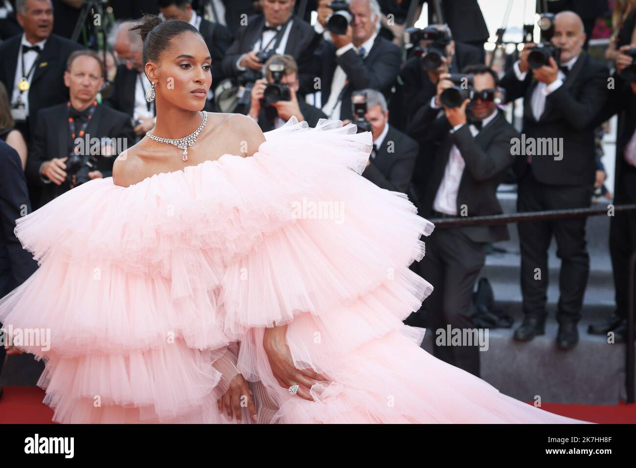 ©PHOTOPQR/LE PARISIEN/Fred Dugit ; Cannes ; 19/05/2022 ; Cuture / Cinéma Palais des festival à Cannes (06), le 19 mai 2022 Montée des marches du film ARMAGEDDON TIME [En Compétition] de James Gray Ici Cindy Bruna Photo LP / Fred Dugit  Stock Photo