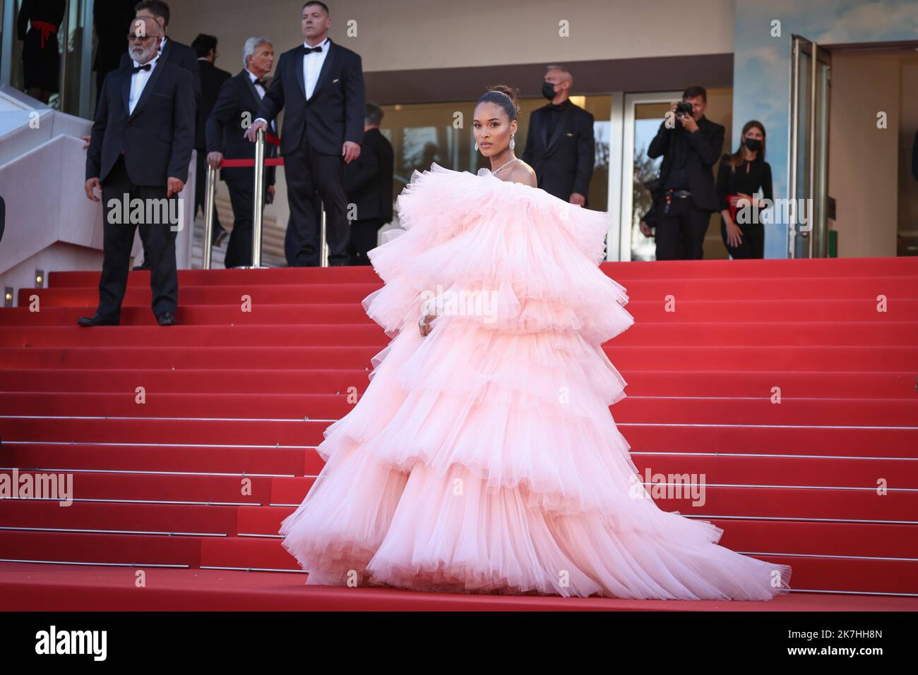 ©PHOTOPQR/LE PARISIEN/Fred Dugit ; Cannes ; 19/05/2022 ; Cuture / Cinéma Palais des festival à Cannes (06), le 19 mai 2022 Montée des marches du film ARMAGEDDON TIME [En Compétition] de James Gray Ici Cindy Bruna Photo LP / Fred Dugit  Stock Photo