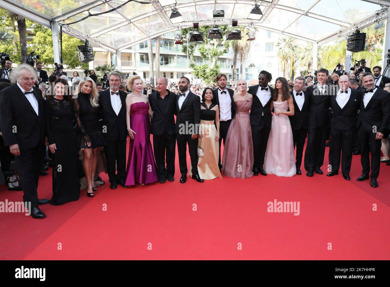 ©PHOTOPQR/NICE MATIN/Patrice Lapoirie ; Cannes ; 21/05/2022 ; German actress Iris Berben (L), Swedish model Carolina Gynning, German actor Ralph Schicha, Swiss actress Sunnyi Melles, US actor Woody Harrelson, Swedish actor Arvin Kananian, Filipino actress Dolly De Leon, Swedish film director and screenwriter Ruben Ostlund, Danish actress Vicki Berlin, French actor Jean-Christophe Folly, South African model and actress Charlbi Dean, film producer Philippe Bober, British actor Harris Dickinson, Swedish actor Henrik Dorsin, Swedish film producer Erik Hemmendorff arrive for the screening of the f Stock Photo