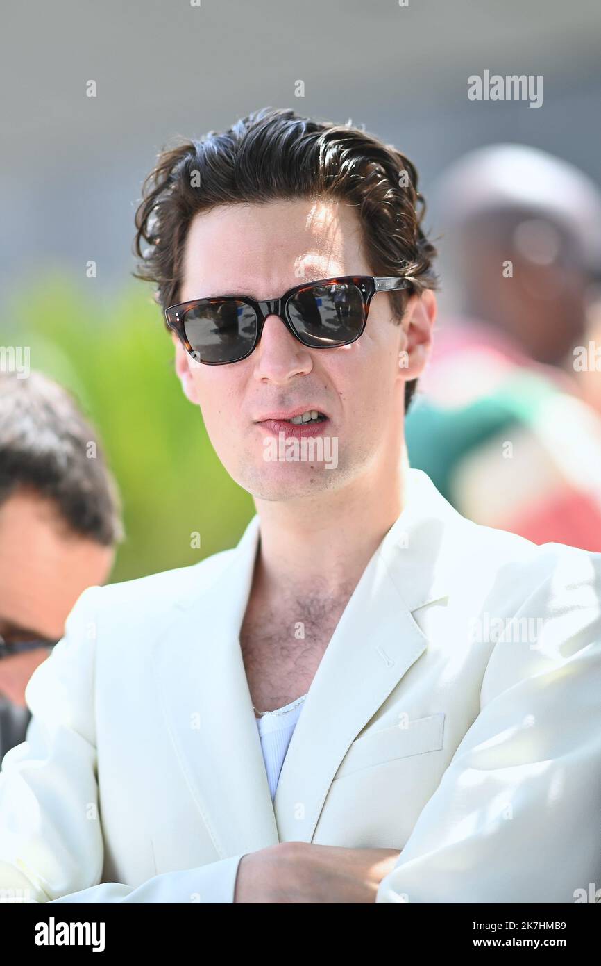 ©franck castel/MAXPPP - 20/05/2022 Smoking Causes Coughing Fumar Fait TousserPhotocall - The 75th Annual Cannes Film Festival CANNES, FRANCE - MAY 21 Vincent Lacoste Stock Photo