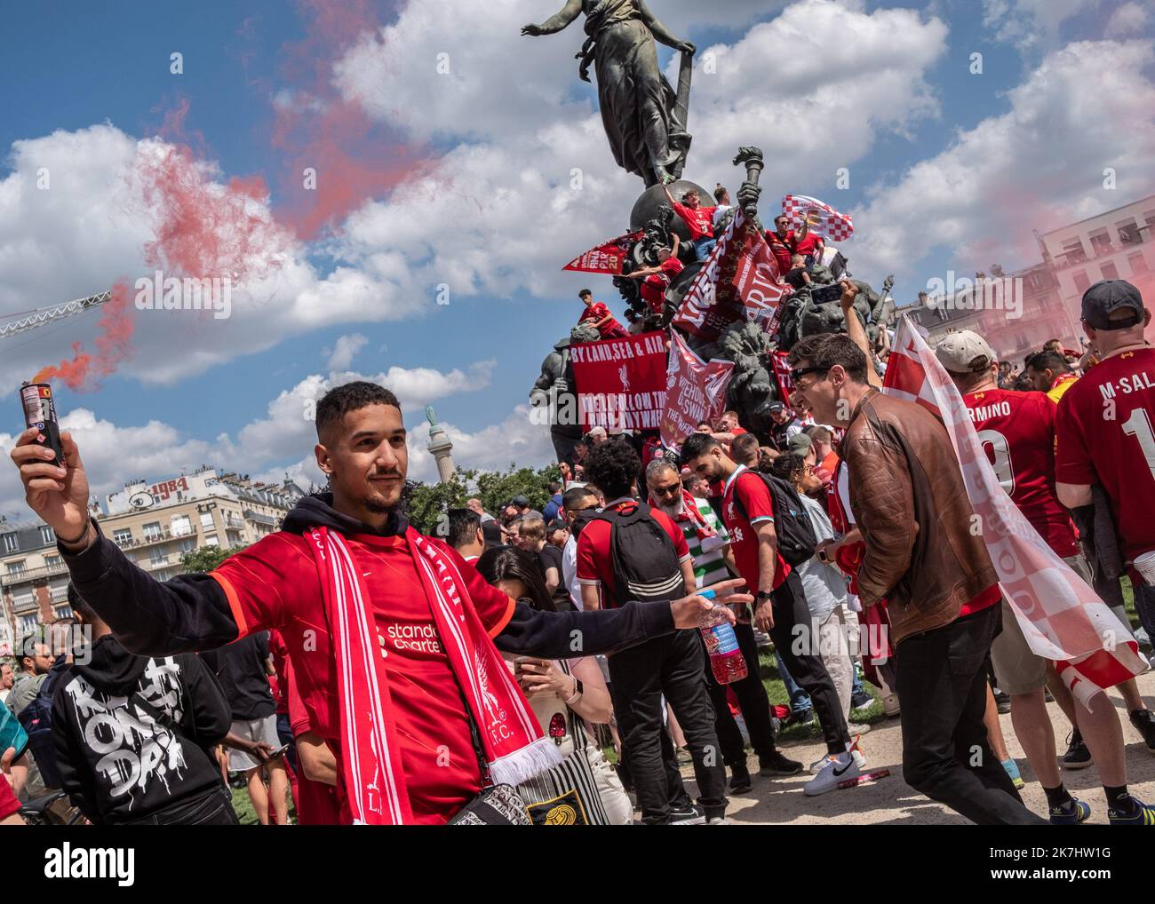 ©Sadak Souici / Le Pictorium/MAXPPP - Paris 28/05/2022 Sadak Souici / Le Pictorium - 28/5/2022 - France / Ile-de-France / Paris - Dans le cadre de la finale de la Ligue des Champions de football masculin du samedi 28 mai entre le club de Liverpool et celui du Real de Madrid, une zone d'animation et d'accueil pour les supporters du club de Liverpool est installee de 14h jusqu'a la fin du match sur une partie du Cours de Vincennes, entre les boulevards de Picpus, de Charonne et la rue des Pyrenees. / 28/5/2022 - France / Ile-de-France (region) / Paris - As part of the men's Champions League fina Stock Photo