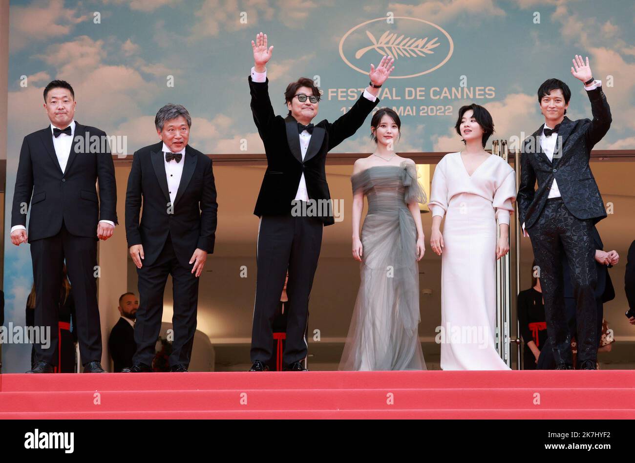 ©PHOTOPQR/NICE MATIN/Patrice Lapoirie ; Cannes ; 26/05/2022 ; (From L) South Korean actor Gang Dong-Won, South Korean actress Lee Joo-Young, South Korean actress Lee Ji-Eun and South Korean actor Song Kang-Ho arrive for the screening of the film 'Broker' during the 75th edition of the Cannes Film Festival in Cannes, southern France, on May 26, 2022. - International Cannes film festival on may 26th 2022  Stock Photo