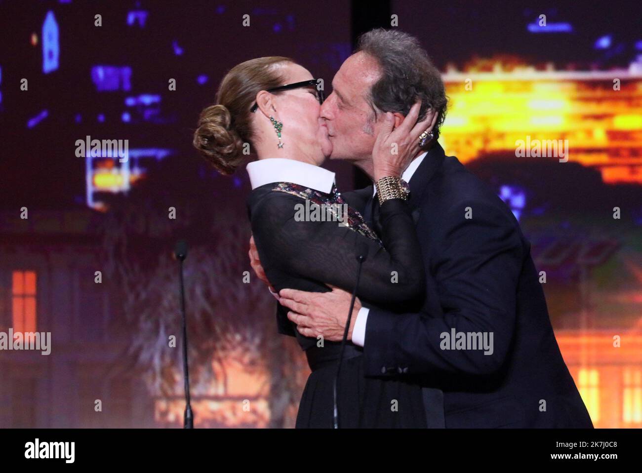 ©PHOTOPQR/NICE MATIN/Patrice Lapoirie ; Cannes ; 28/05/2022 ; French actress Carole Bouquet (L) and French actor and President of the Jury of the 75th Cannes Film Festival Vincent Lindon kiss on stage during the Closing Ceremony of the 75th edition of the Cannes Film Festival in Cannes, southern France, on May 28, 2022. Cannes 05/28/2022 Award ceremony at the Cannes International Film Festival Stock Photo