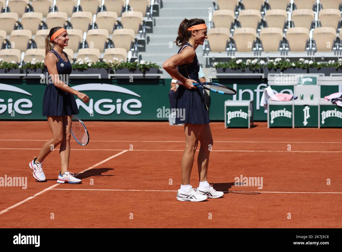 Thierry Larret / Maxppp. Tennis. Roland Garros 2022. Internationaux de France de tennis. Stade Roland Garros, Paris (75). Le 31 Mai 2022. Court Suzanne Langlen : Double des legendes : Lindsay DAVENPORT (USA) Mary Joe FERNADEZ (USA) vs Gabriela SABATINI (ARG) Gisela DULKO (ARG) Stock Photo